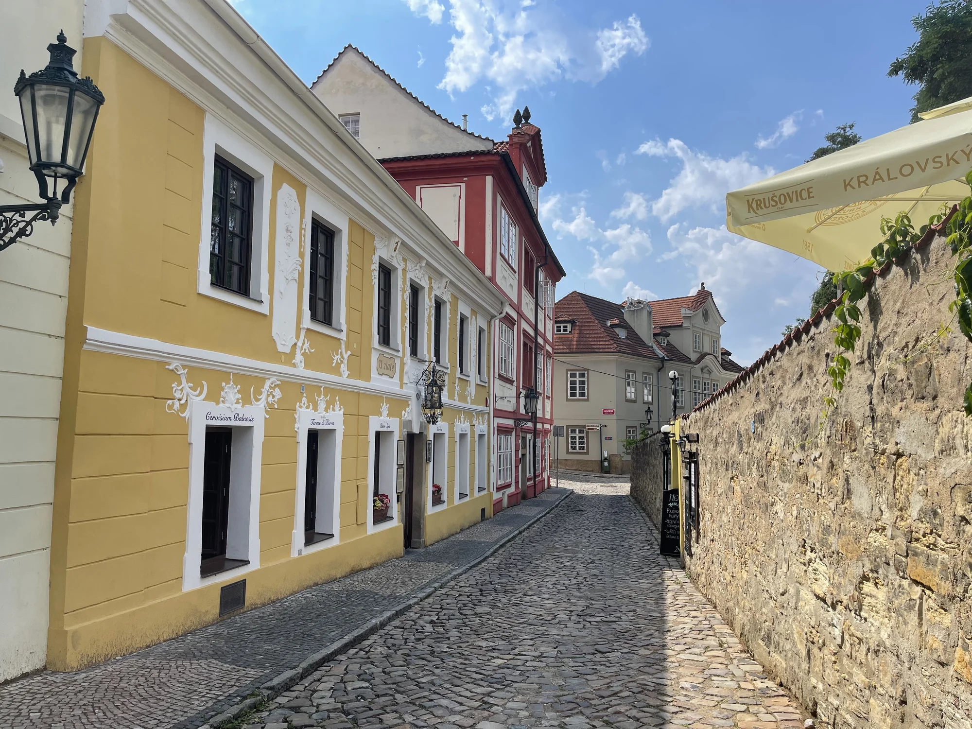 Zámecké pivní lázně s ubytováním 200 m od Pražského hradu: neomezená konzumace piva a relax v pivní lázni