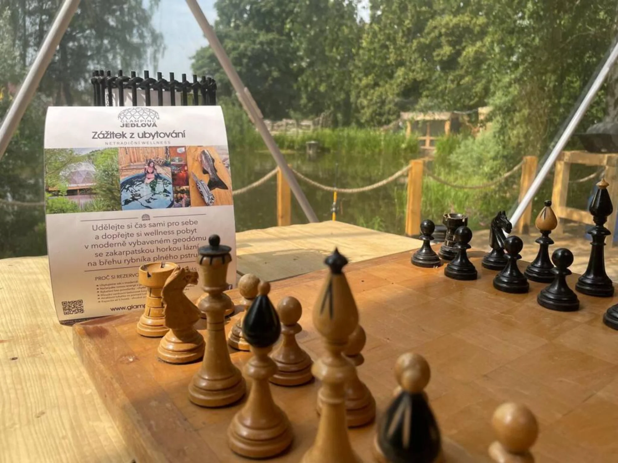 Glamping s rybníkem a horkou lázní na severu Čech: ubytování až pro 6 osob