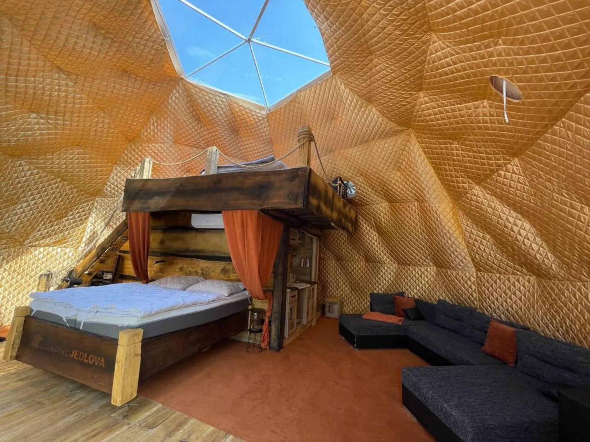 Glamping s rybníkem a horkou lázní na severu Čech: ubytování až pro 6 osob