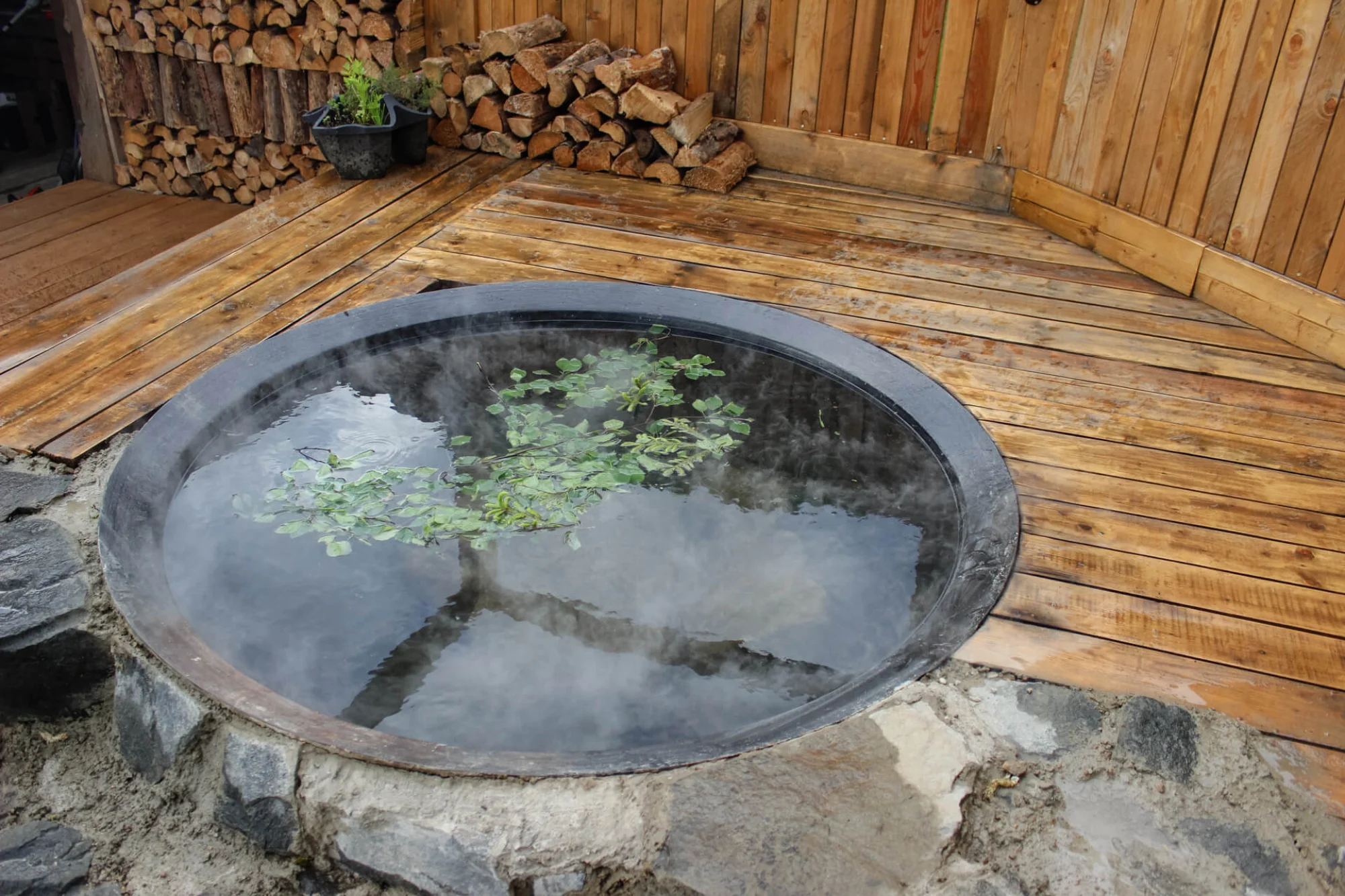 Glamping s rybníkem a horkou lázní na severu Čech: ubytování až pro 6 osob