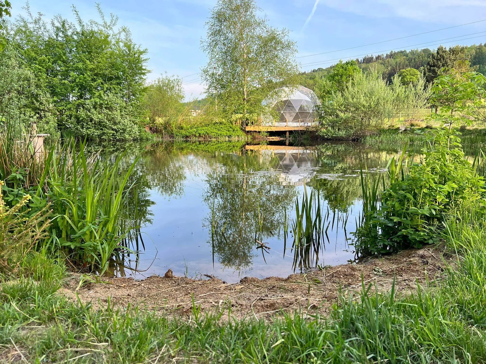 Glamping s rybníkem a horkou lázní na severu Čech: ubytování až pro 6 osob