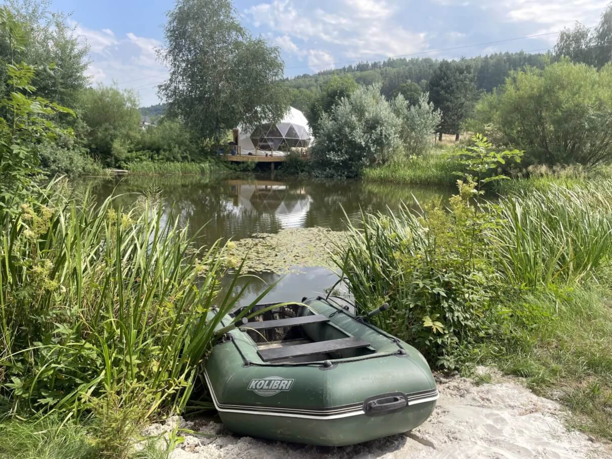 Glamping s rybníkem a horkou lázní na severu Čech: ubytování až pro 6 osob