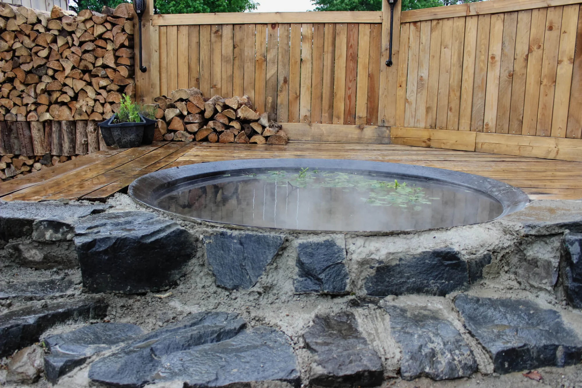 Glamping s rybníkem a horkou lázní na severu Čech: ubytování až pro 6 osob