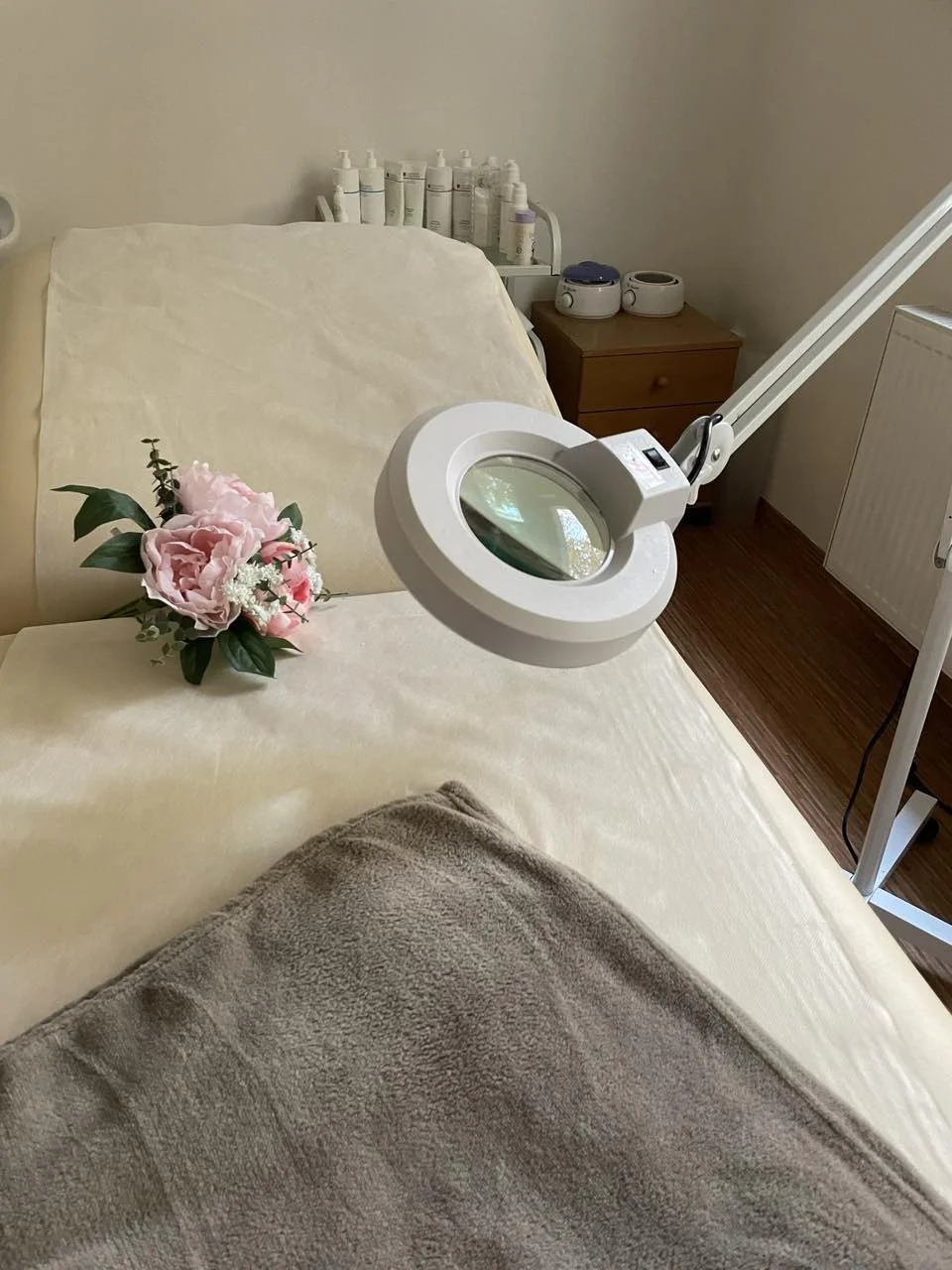 Zbavte se chloupků: depilace voskem nebo cukrovou pastou pro pány i dámy