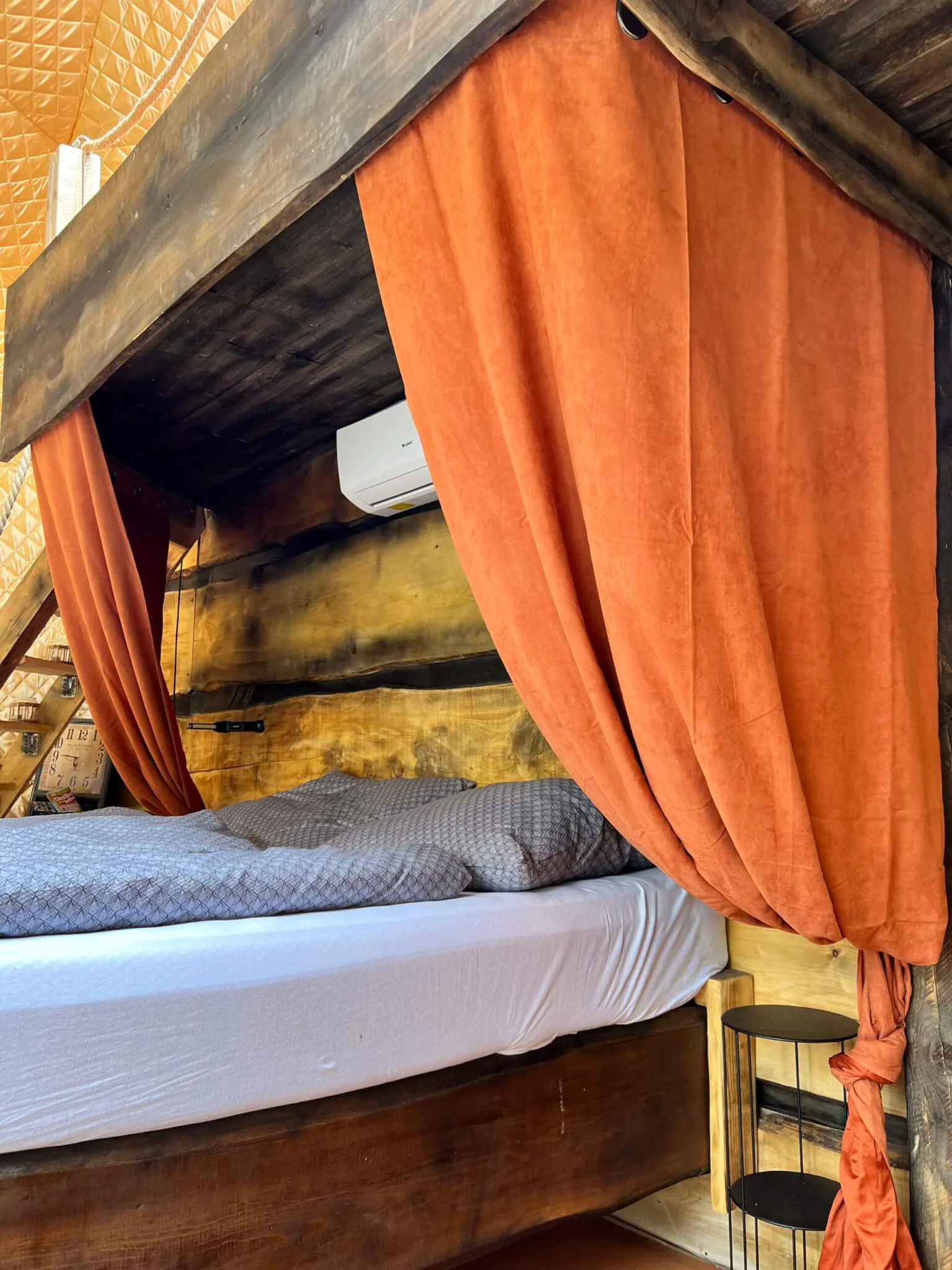 Glamping s rybníkem a horkou lázní na severu Čech: ubytování až pro 6 osob