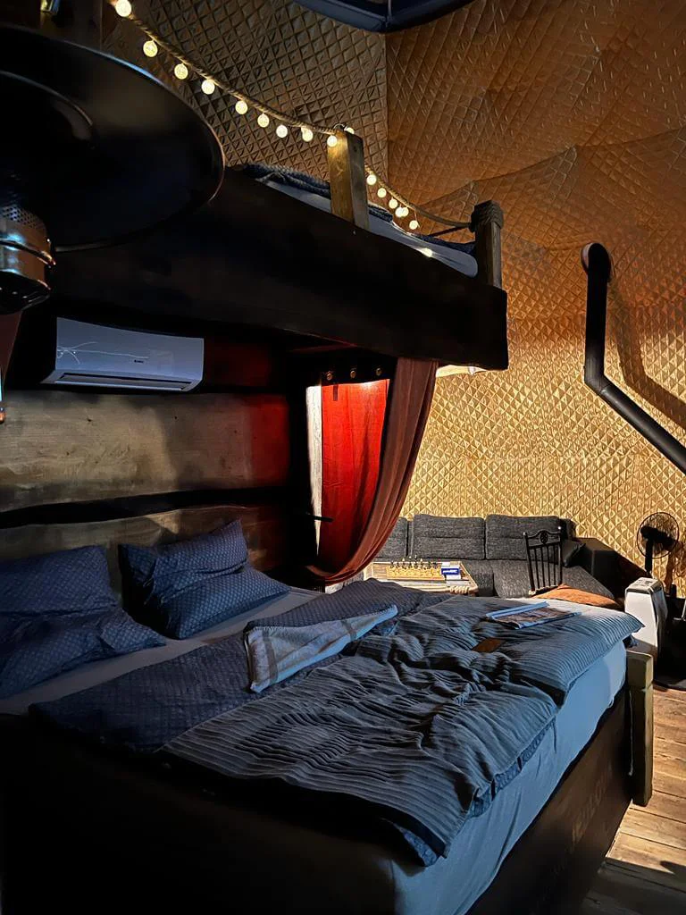 Glamping s rybníkem a horkou lázní na severu Čech: ubytování až pro 6 osob
