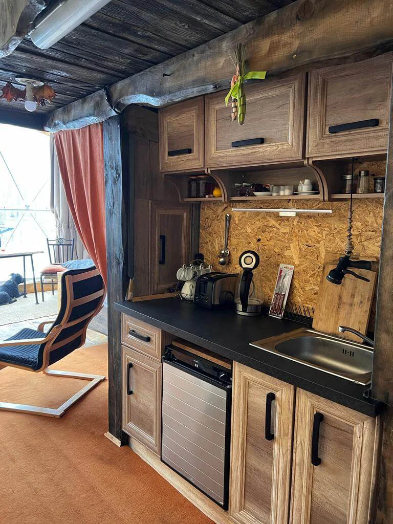 Glamping s rybníkem a horkou lázní na severu Čech: ubytování až pro 6 osob