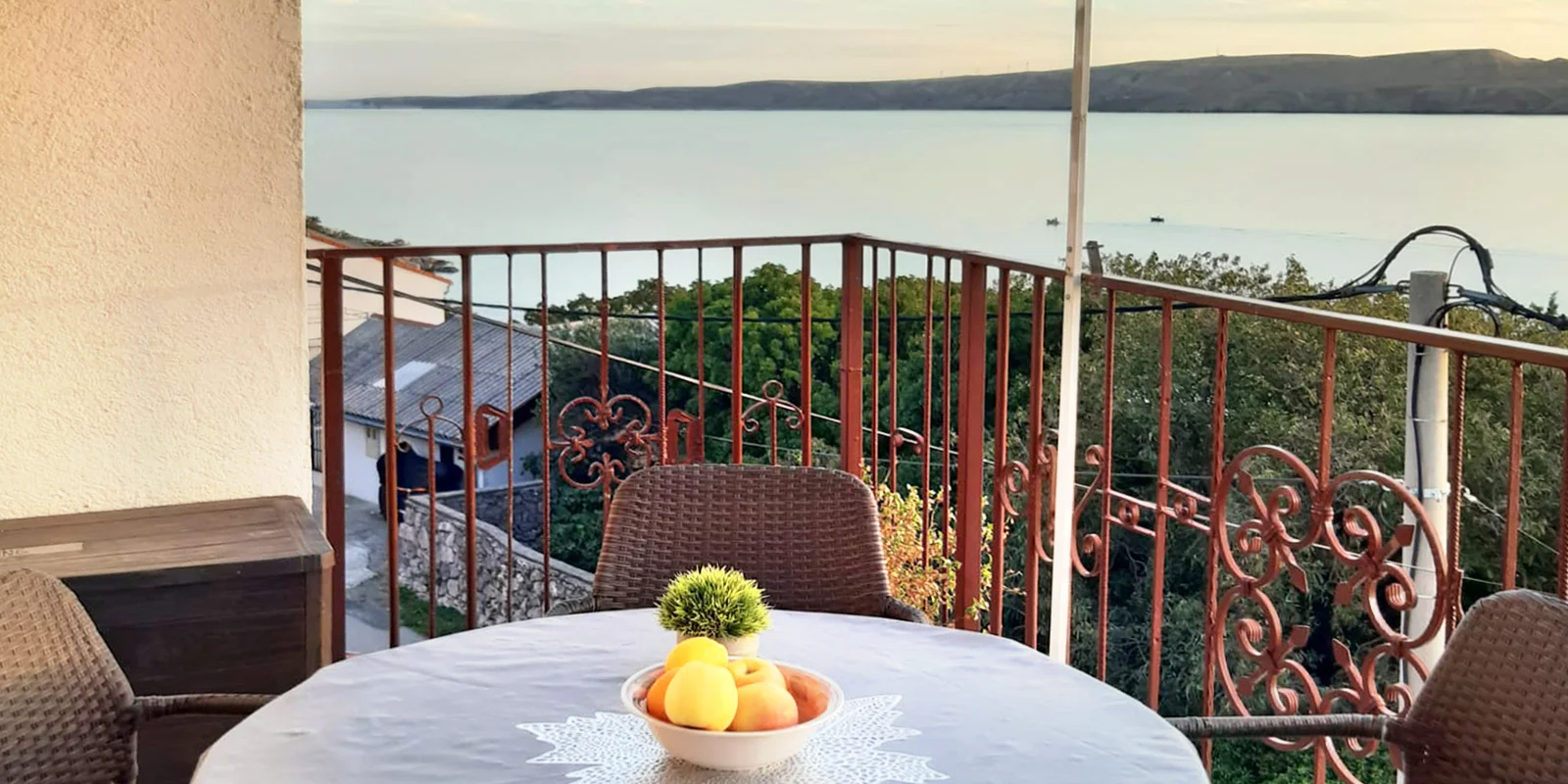 Vybavené apartmány s balkonem pro 4–5 osob v chorvatském Karlobagu