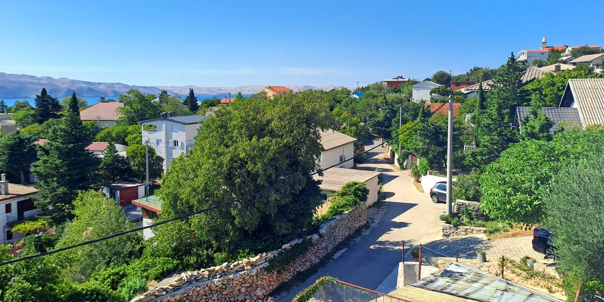 Vybavené apartmány s balkonem pro 4–5 osob v chorvatském Karlobagu