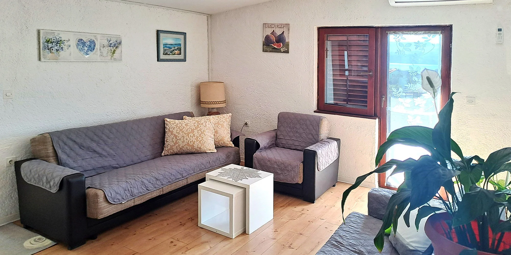 Vybavené apartmány s balkonem pro 4–5 osob v chorvatském Karlobagu