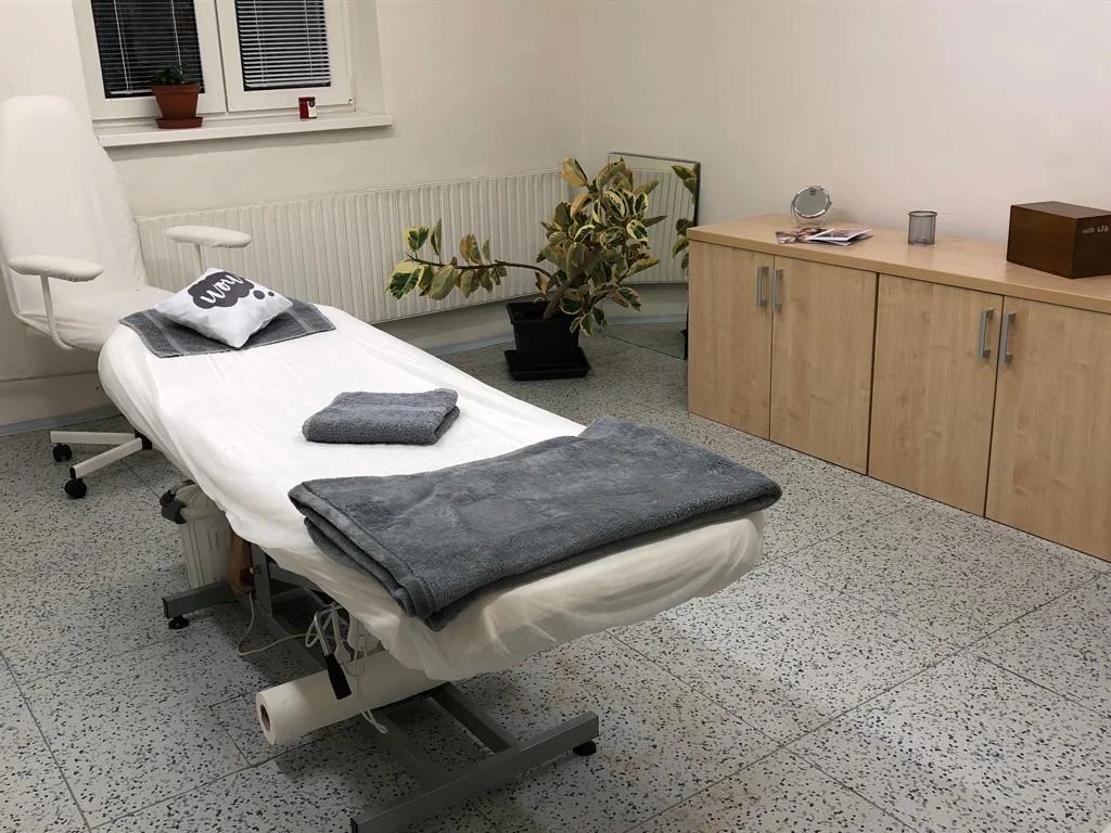 Kosmetické ošetření dle výběru: péče s čistěním, regenerací nebo chemickým peelingem