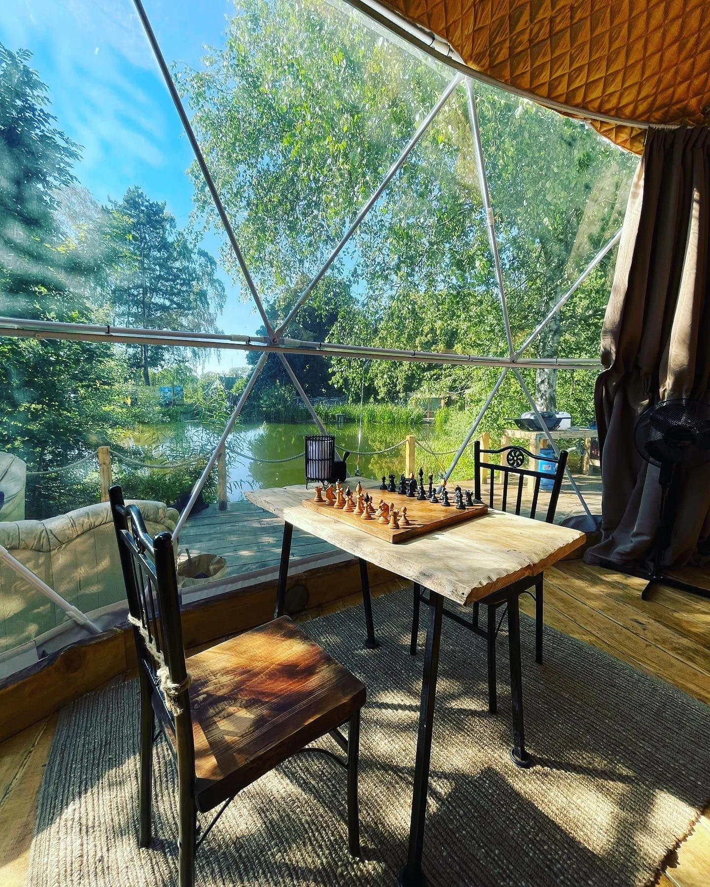 Glamping s rybníkem a horkou lázní na severu Čech: ubytování až pro 6 osob