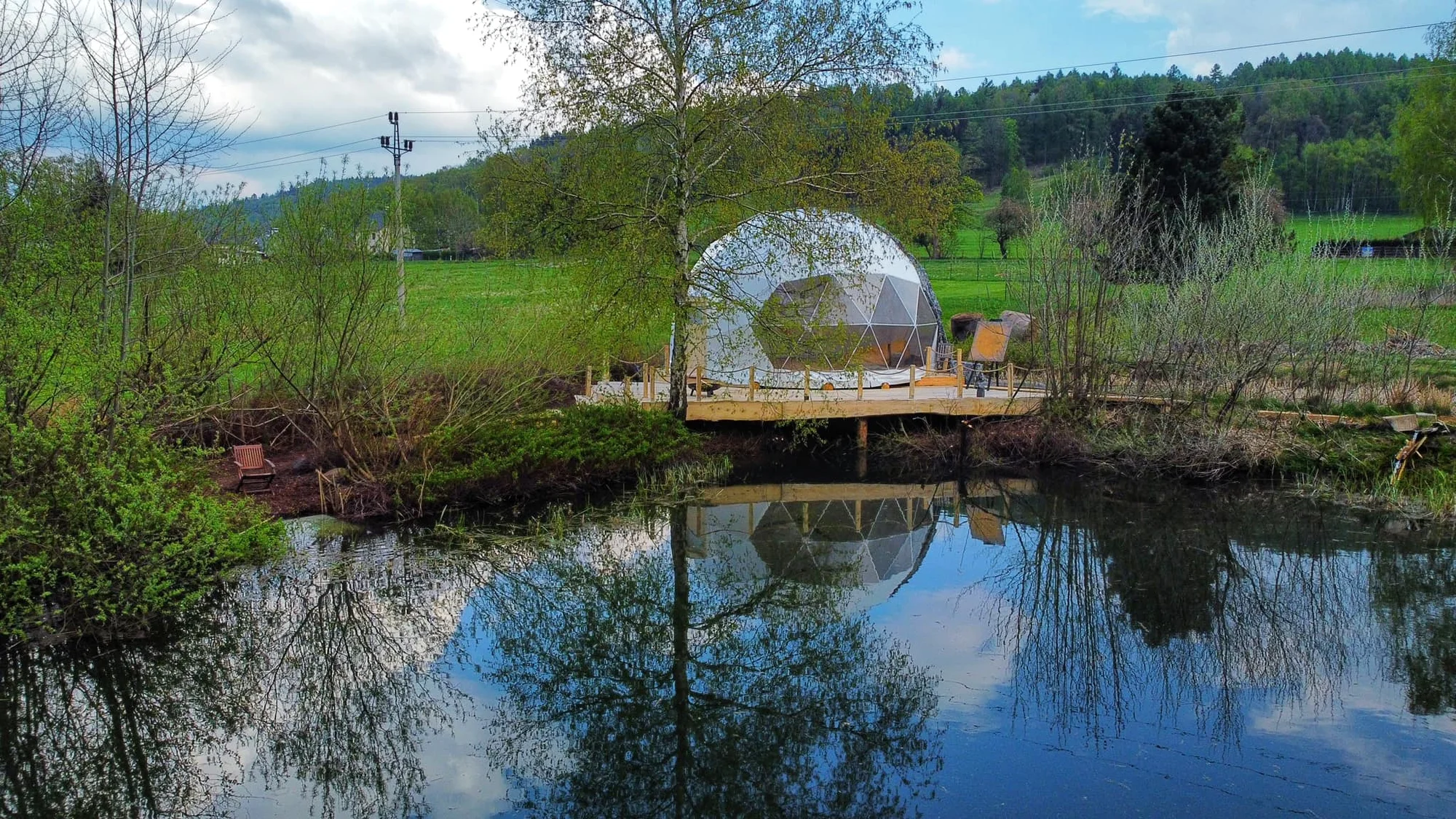 Glamping s rybníkem a horkou lázní na severu Čech: ubytování až pro 6 osob