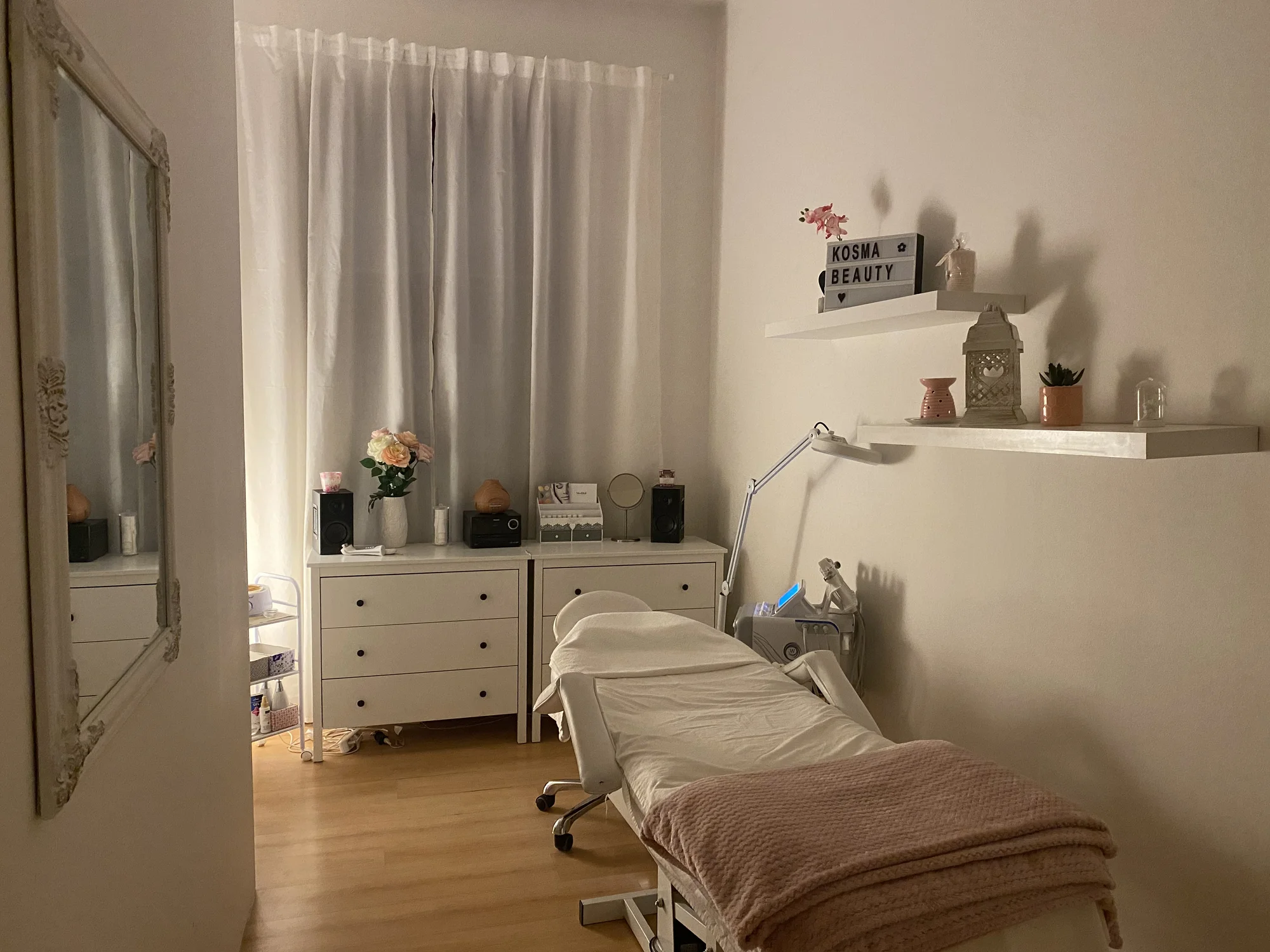 Královská péče: 90 minut odpočinku při kosmetickém ošetření a uvolňující masáži zad