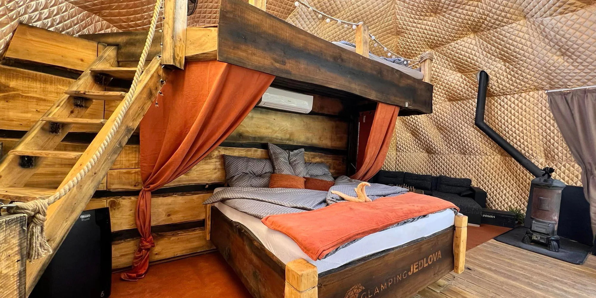 Glamping s rybníkem a horkou lázní na severu Čech: ubytování až pro 6 osob