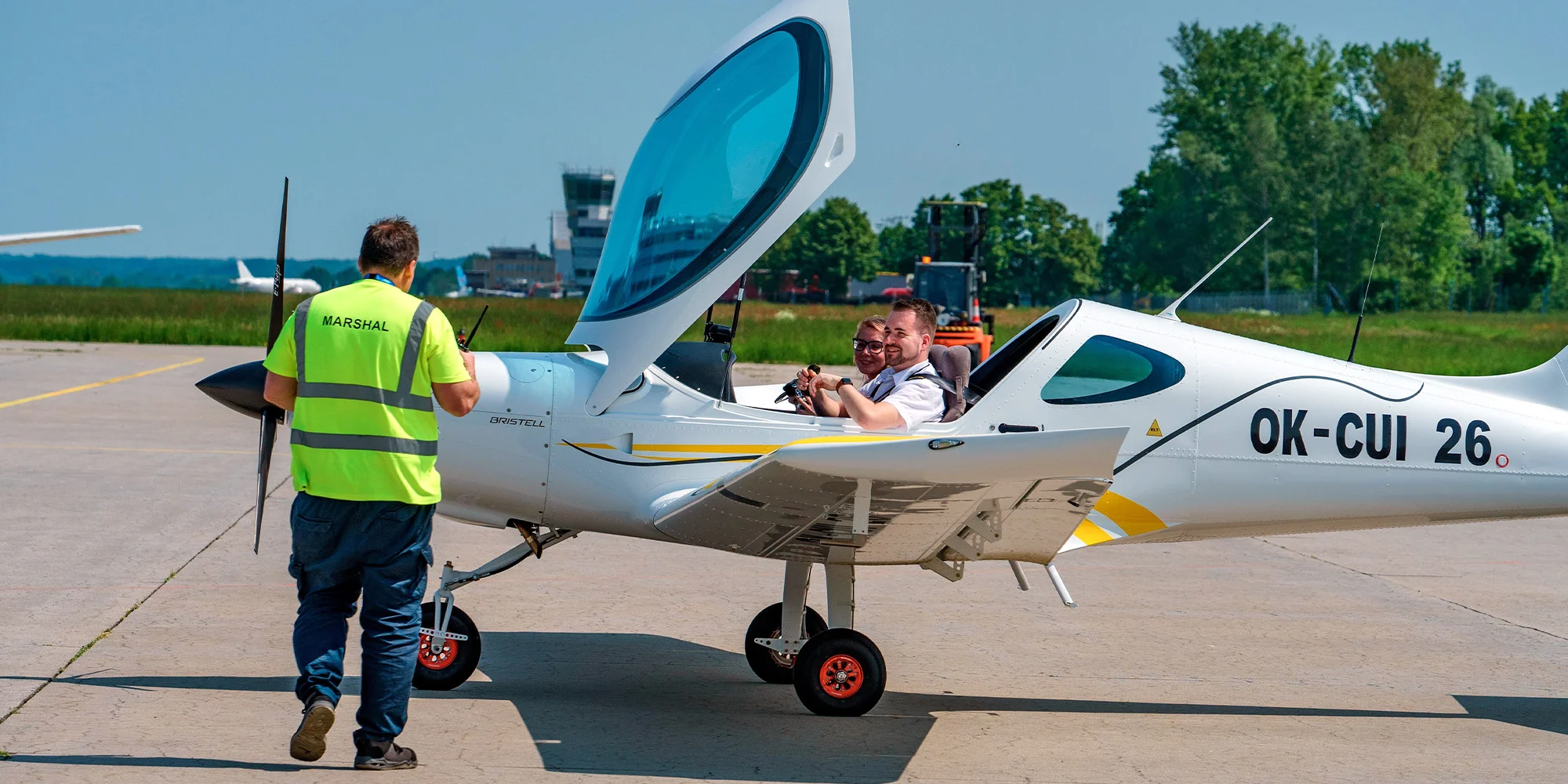 Prohlídka mezinárodního letiště včetně letu nebo pilotní výcvik na zkoušku
