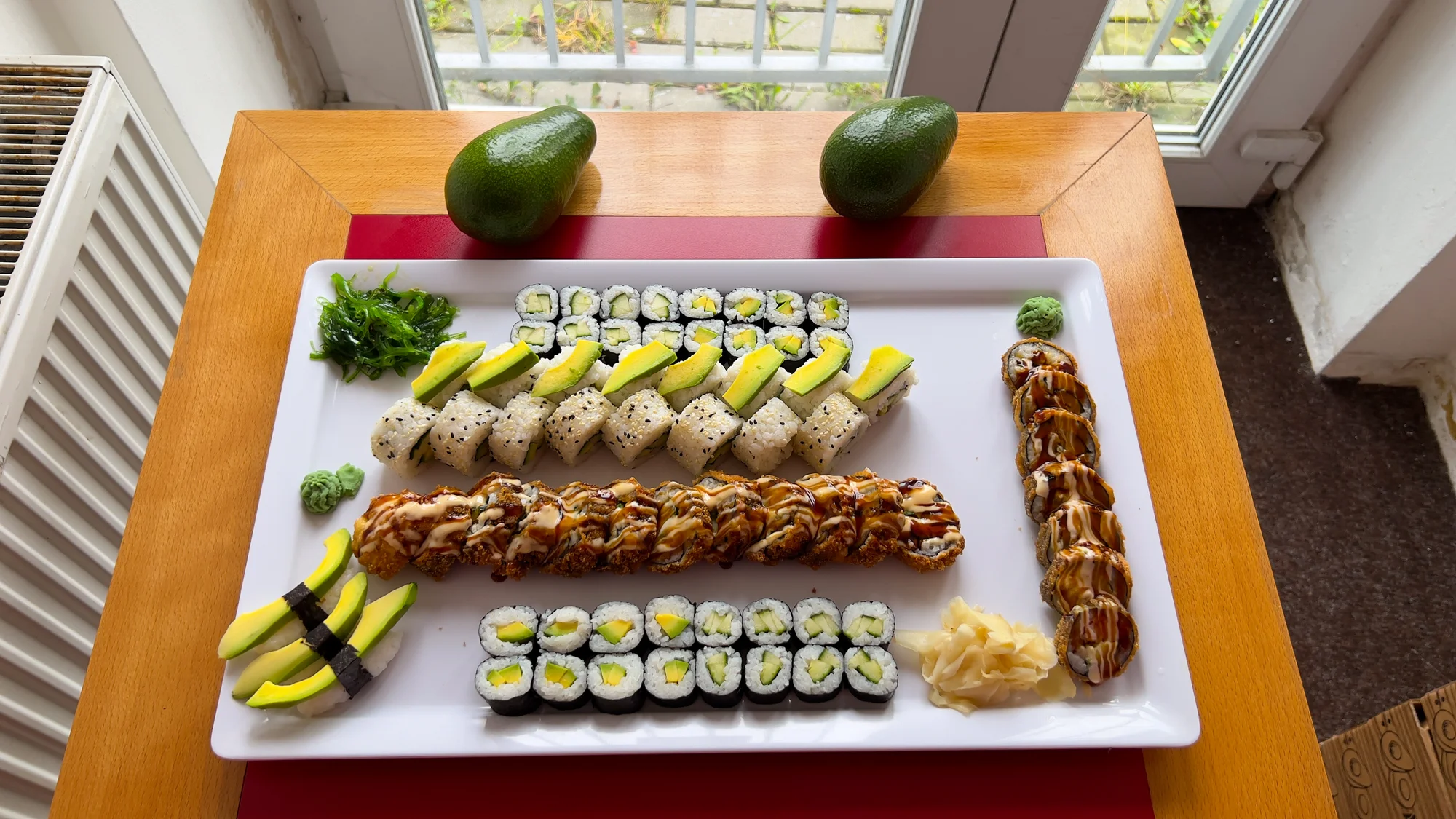 Pestré vegetariánské sety s 40 nebo 70 kousky sushi a salátem wakame