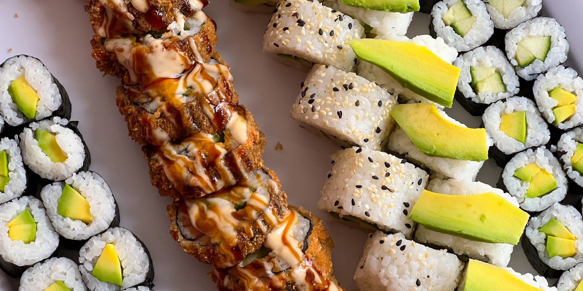 Pestré vegetariánské sety s 40 nebo 70 kousky sushi a salátem wakame