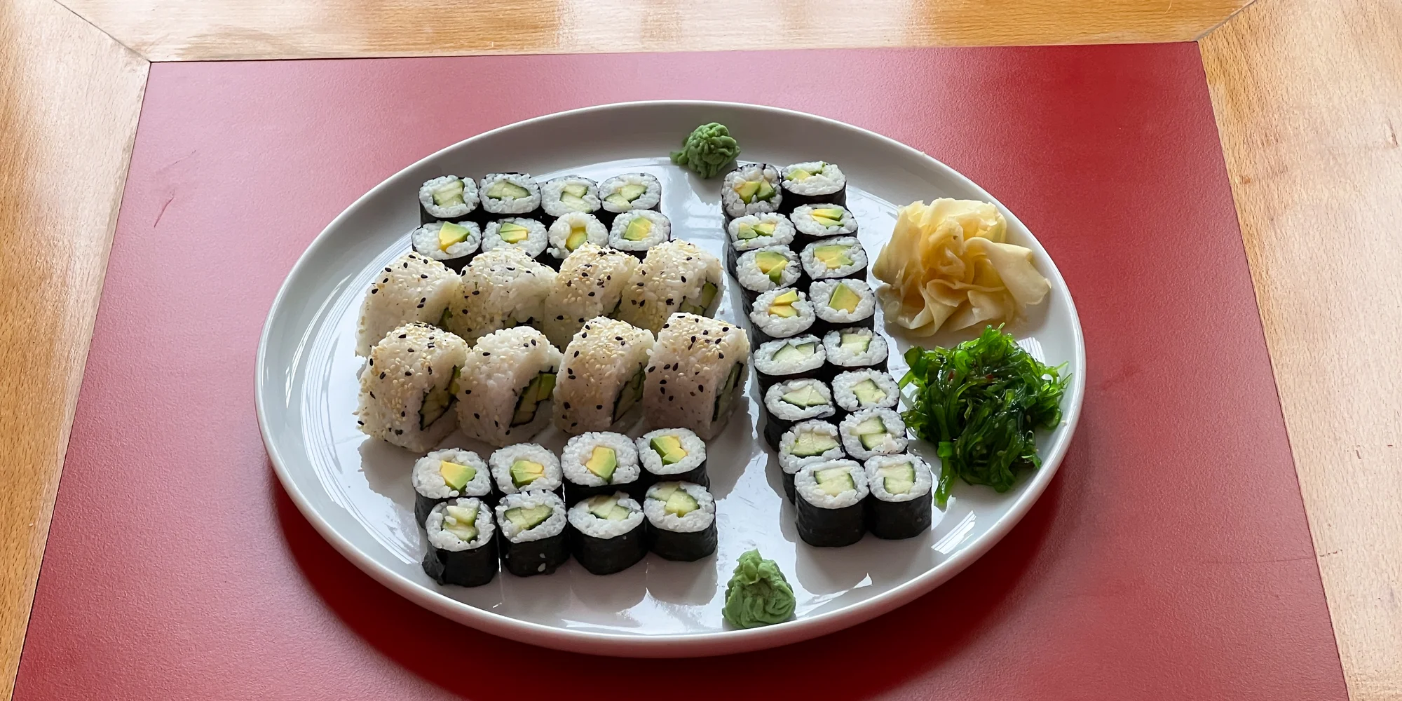 Pestré vegetariánské sety s 40 nebo 70 kousky sushi a salátem wakame