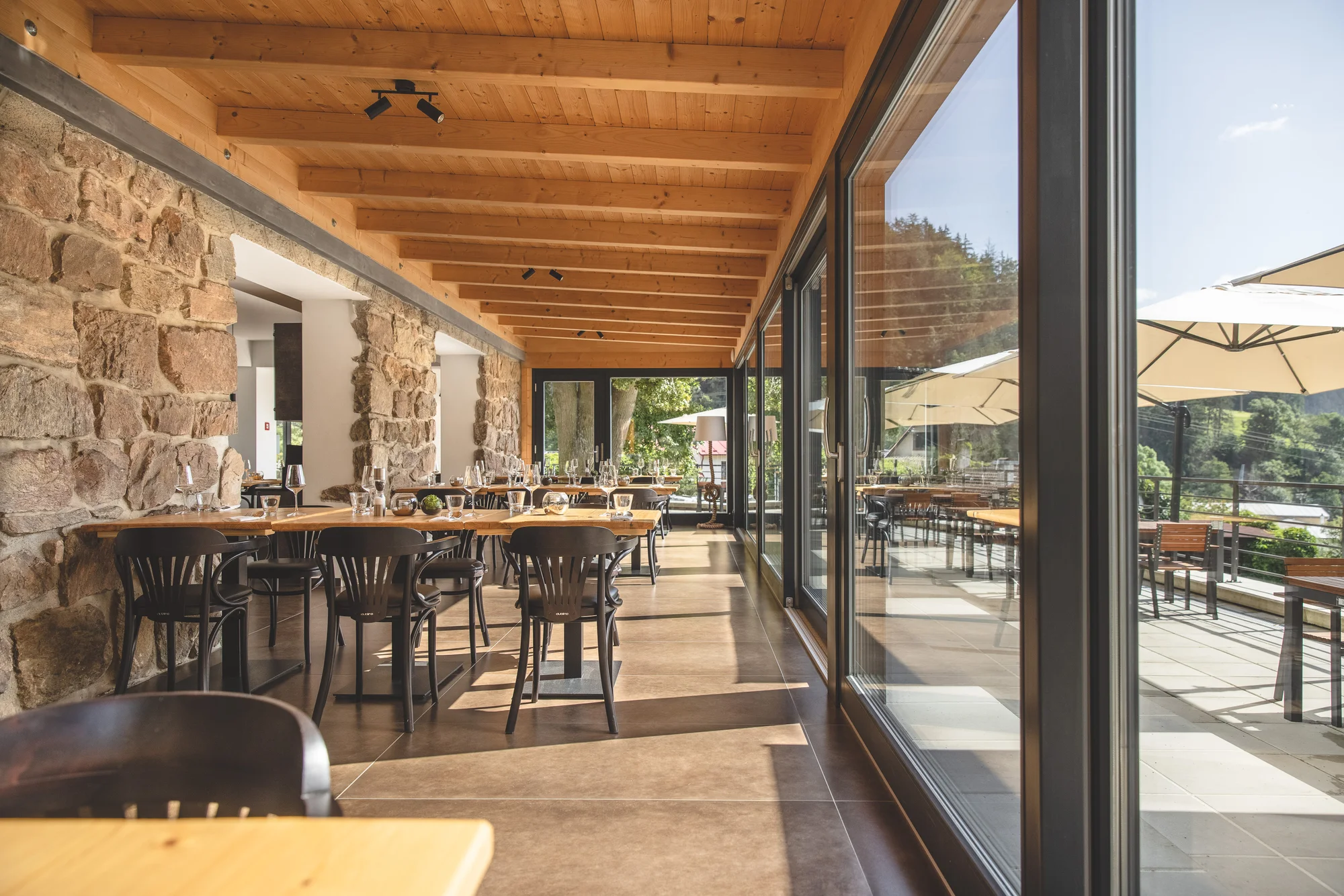 Krásný resort u přehrady Vír na Vysočině: snídaně i večeře, dřevostavby a prvorepubliková vila