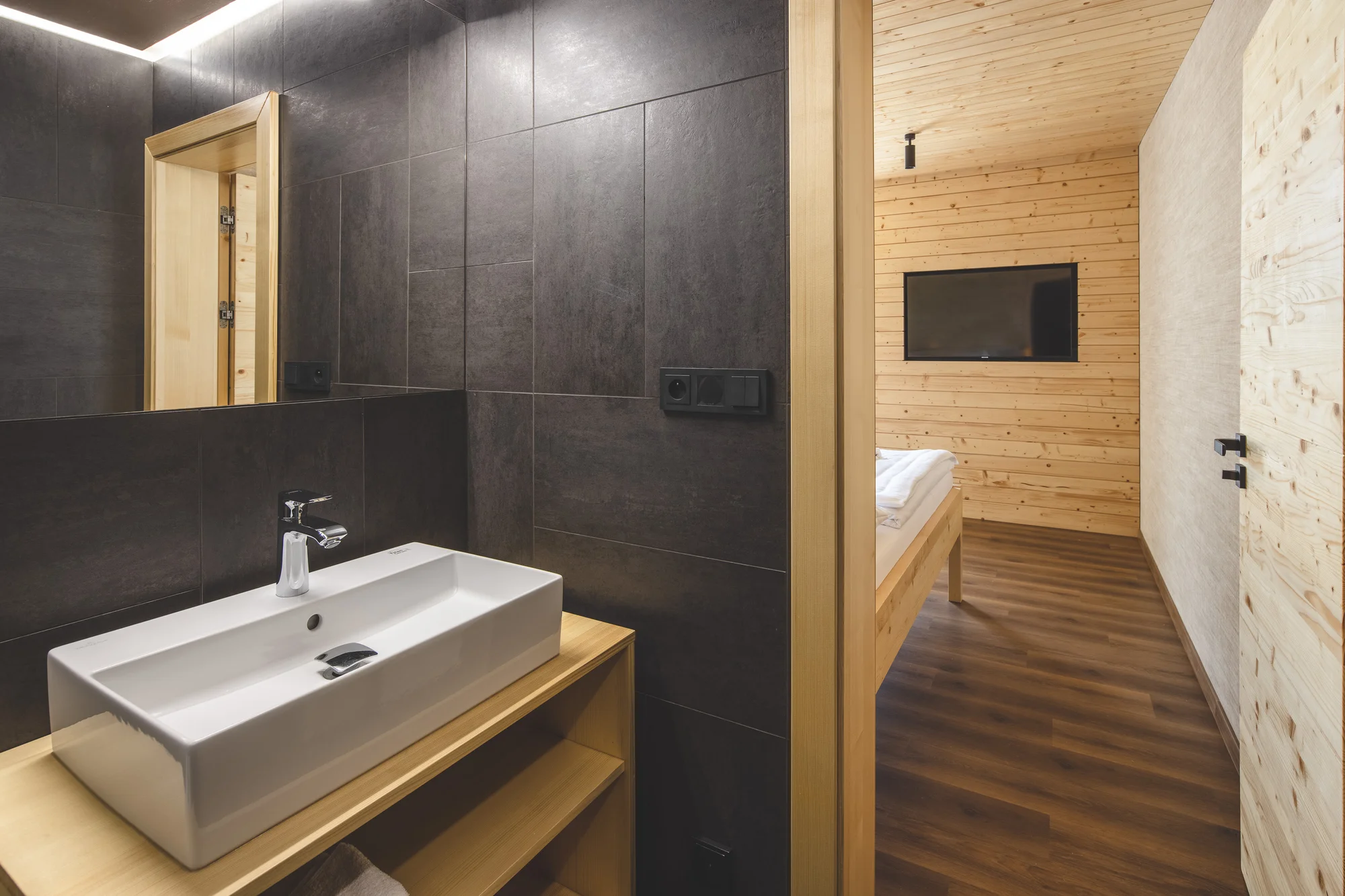 Krásný resort u přehrady Vír na Vysočině: snídaně i večeře, dřevostavby a prvorepubliková vila