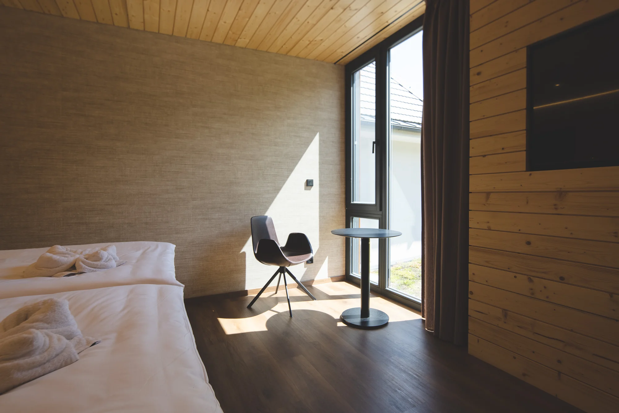 Krásný resort u přehrady Vír na Vysočině: snídaně i večeře, dřevostavby a prvorepubliková vila