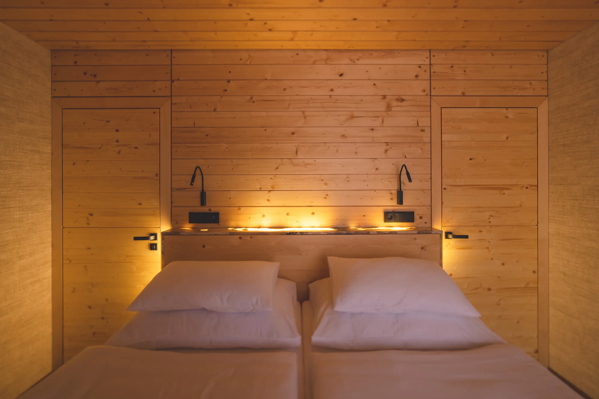 Krásný resort u přehrady Vír na Vysočině: snídaně i večeře, dřevostavby a prvorepubliková vila