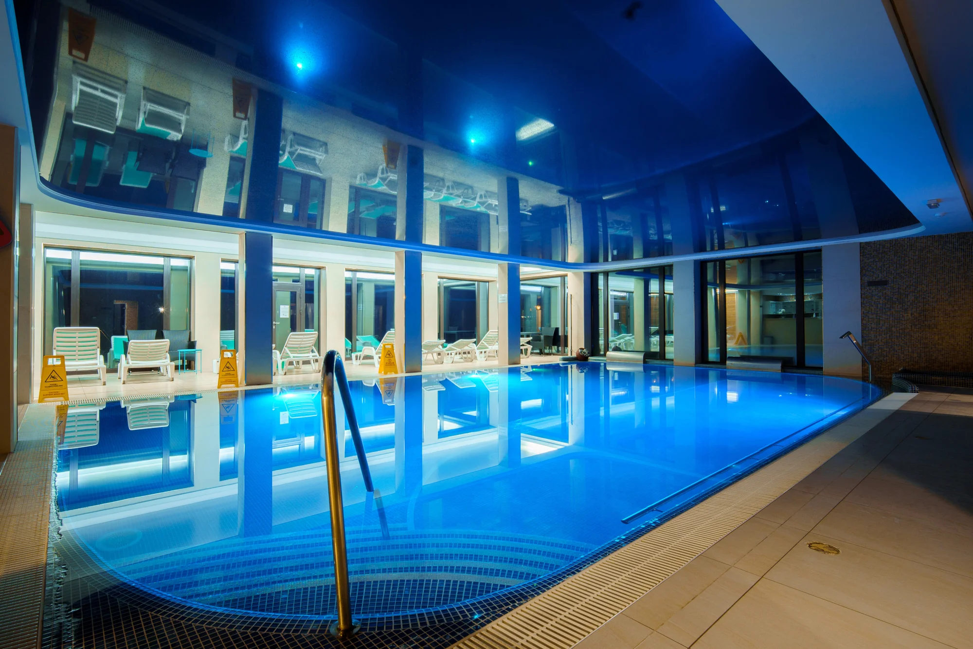 Pobyt na zámku u Karlových Varů: neomezený wellness, polopenze, masáž i procedury