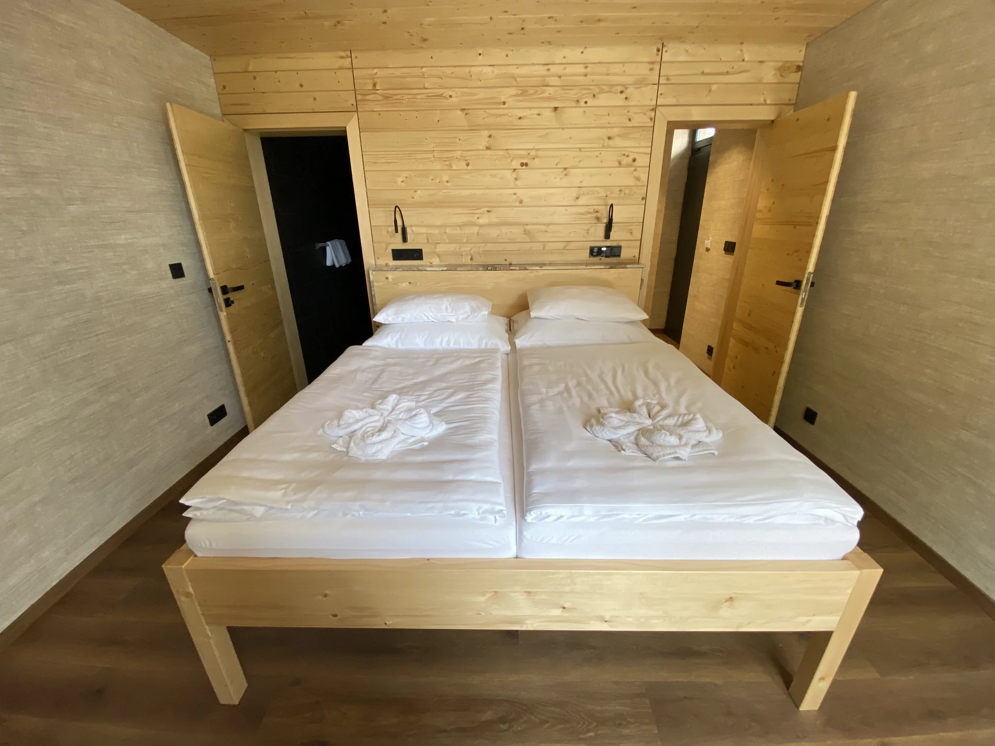 Krásný resort u přehrady Vír na Vysočině: snídaně i večeře, dřevostavby a prvorepubliková vila