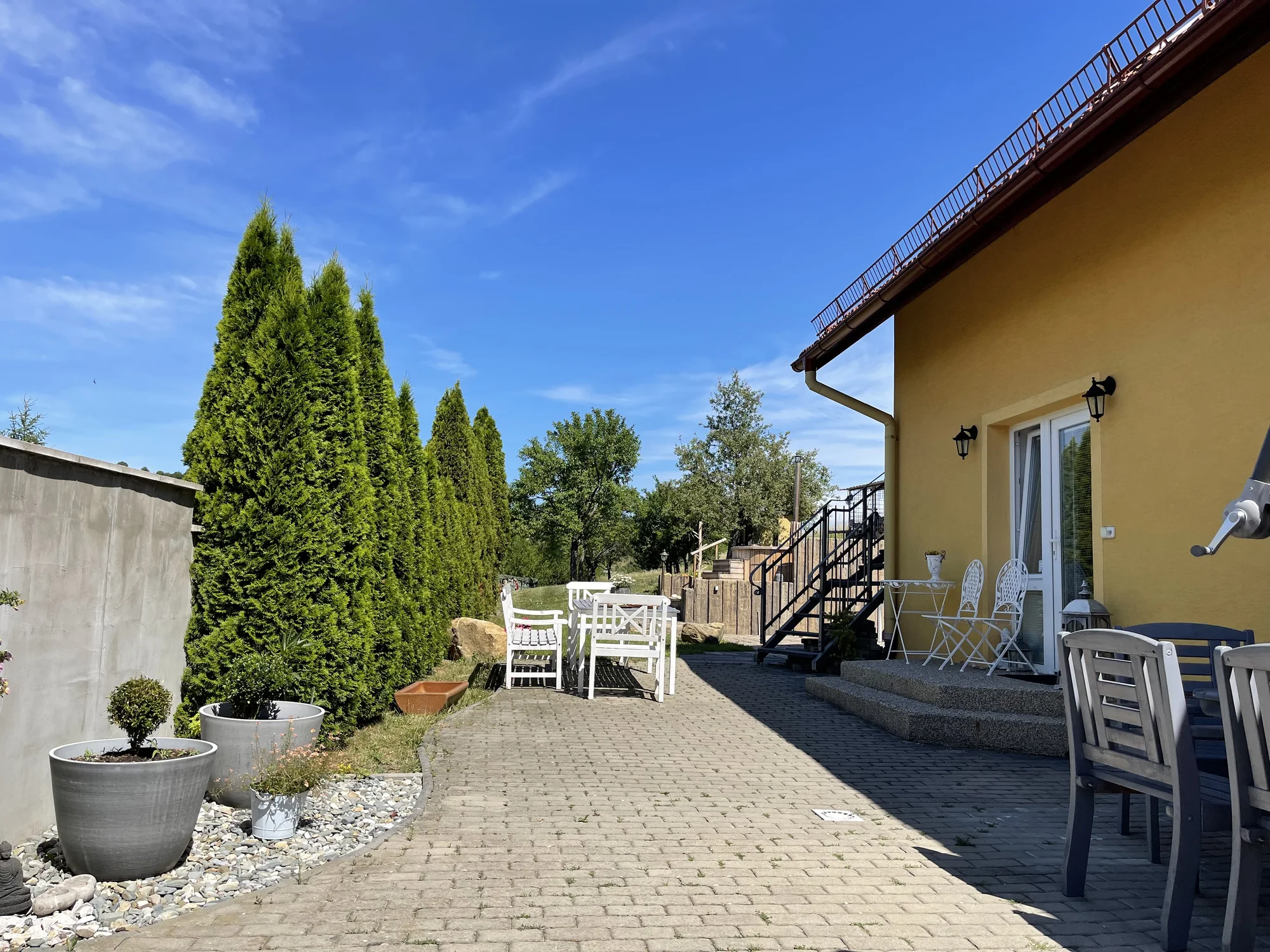 Lázeňský relax v Luhačovicích: nové apartmány se zahradou, snídaně i koupel ve wellness sudu