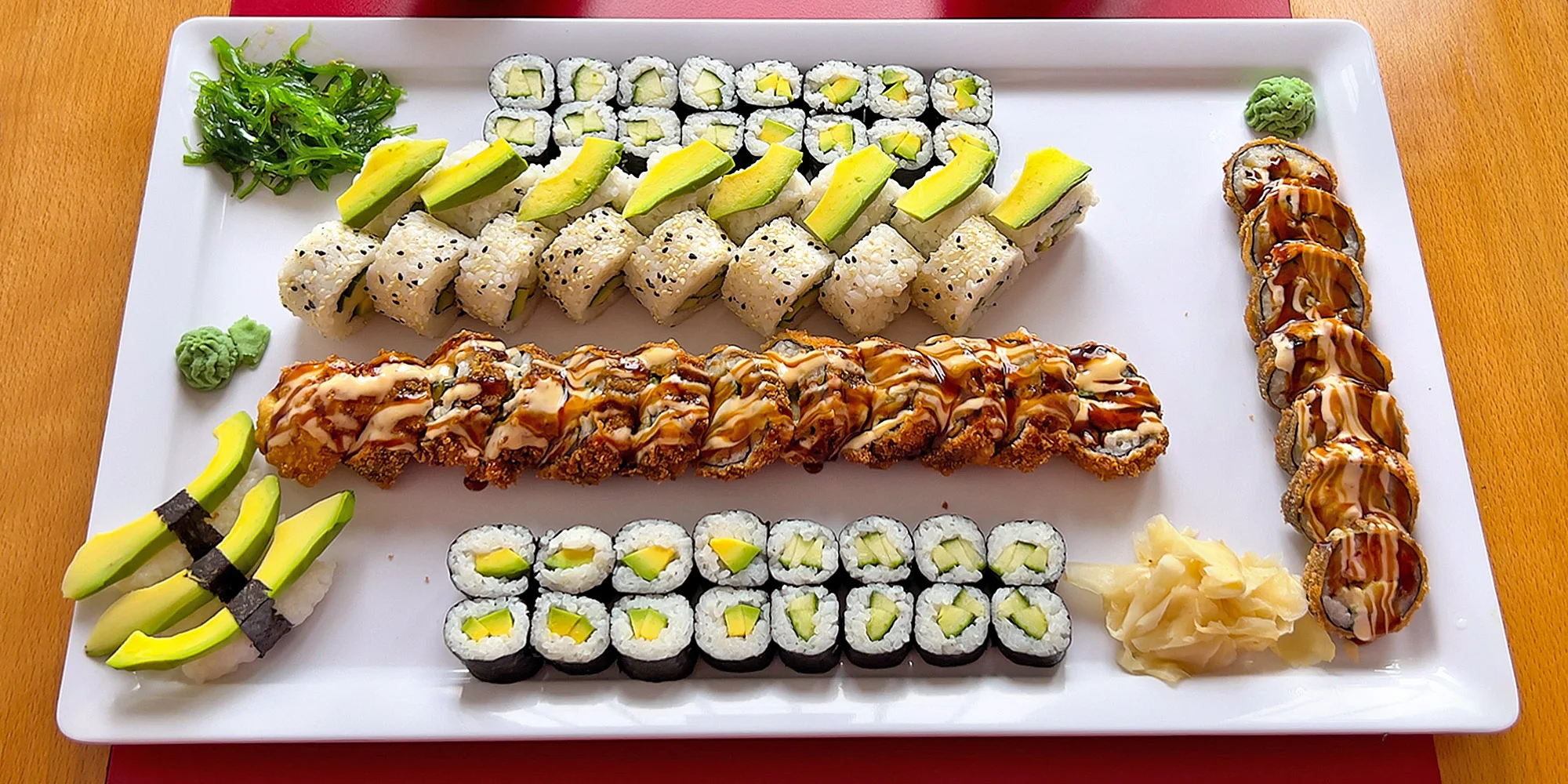 Pestré vegetariánské sety s 40 nebo 70 kousky sushi a salátem wakame