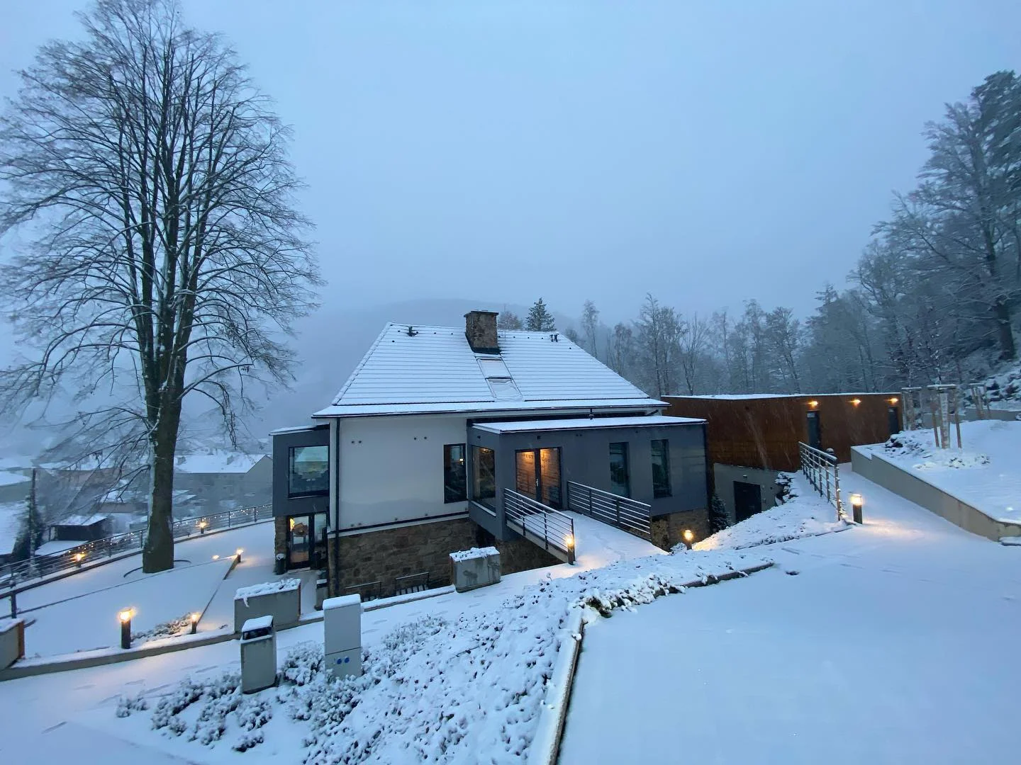Krásný resort u přehrady Vír na Vysočině: snídaně i večeře, dřevostavby a prvorepubliková vila