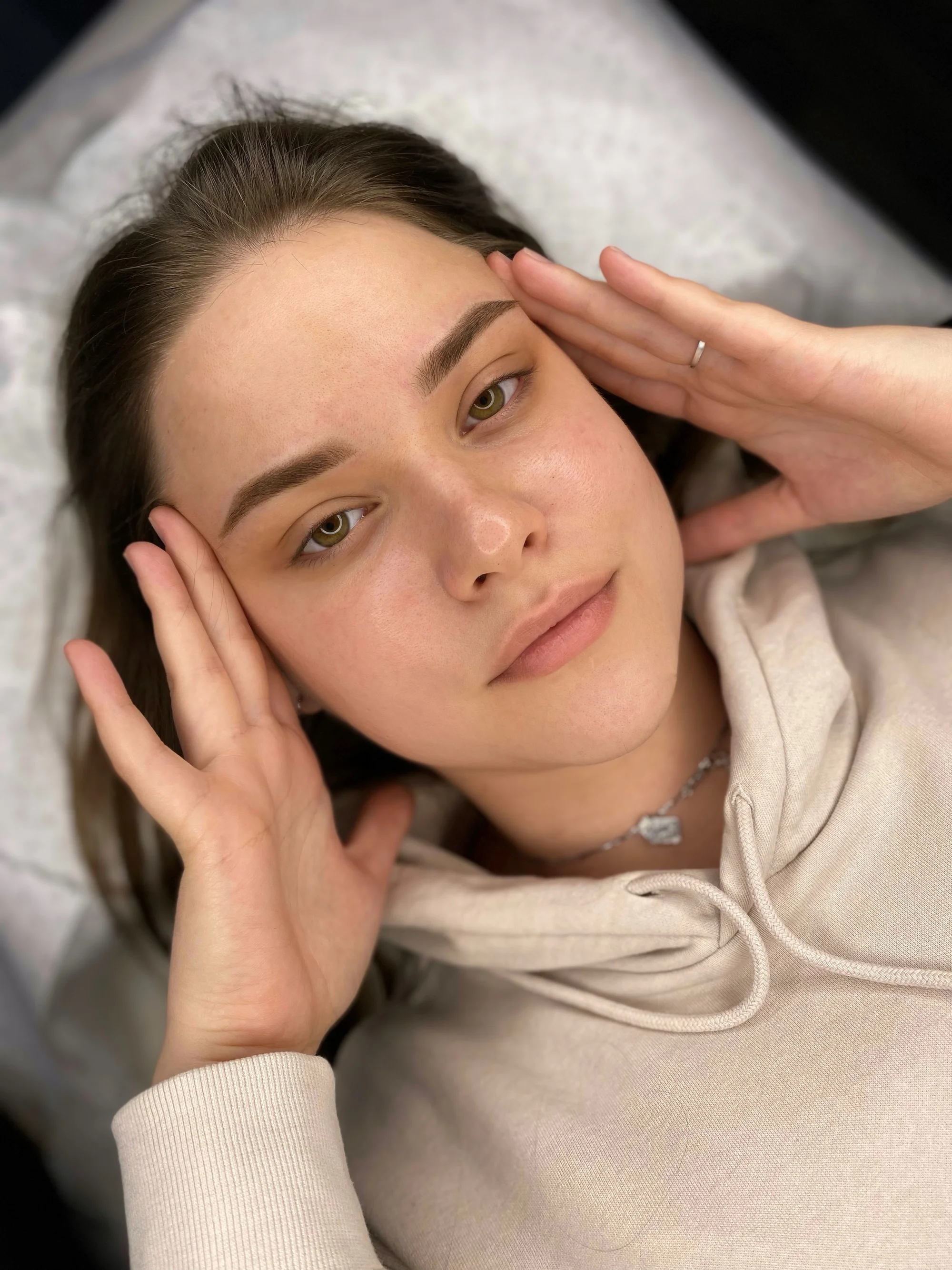 Permanentní make-up obočí pudrovou metodou nebo akvarelových rtů