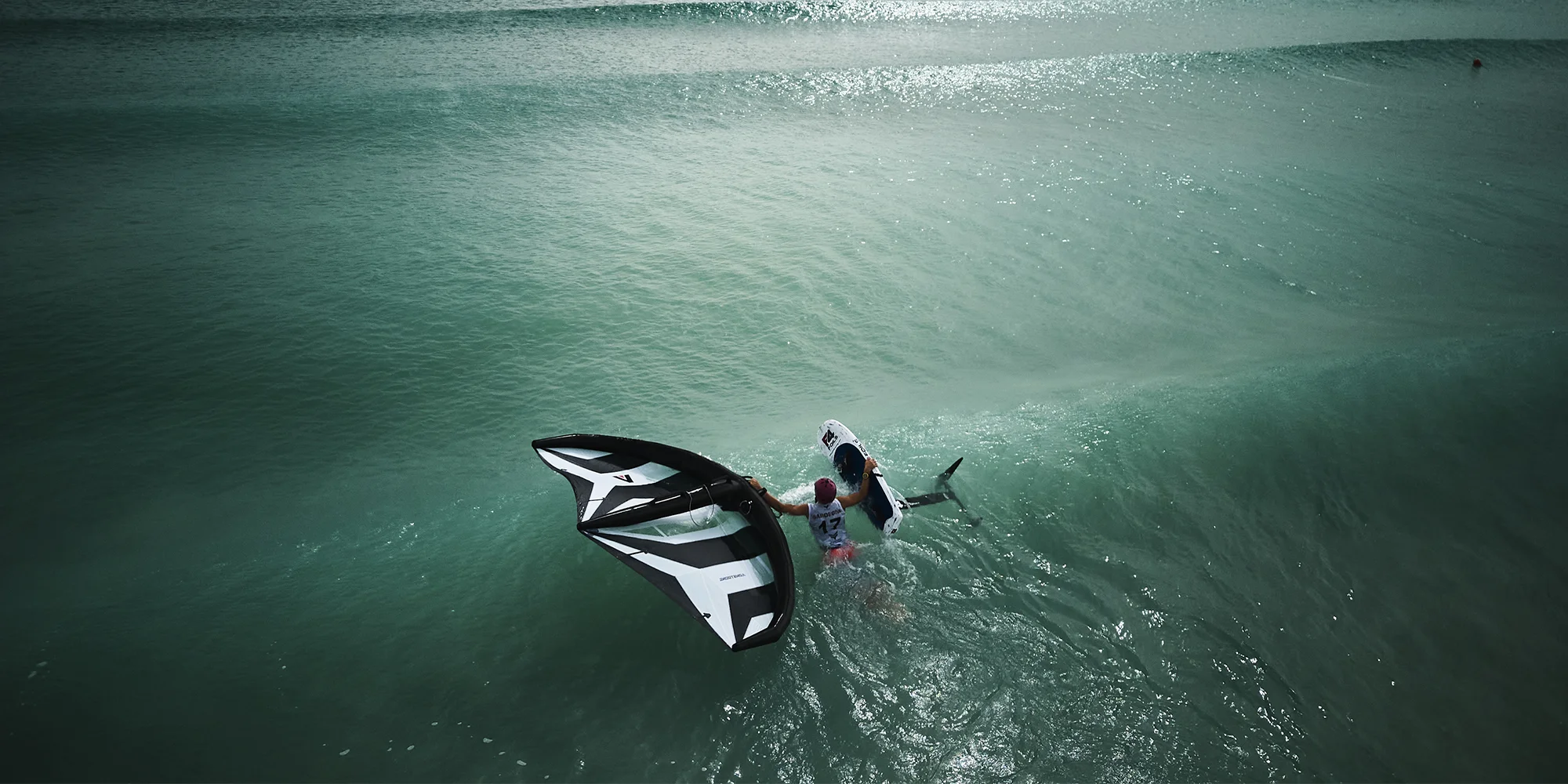 Vyzkoušejte wing-surfing: 2hod. kurz vč. zapůjčení vybavení pro 1 či 2 osoby