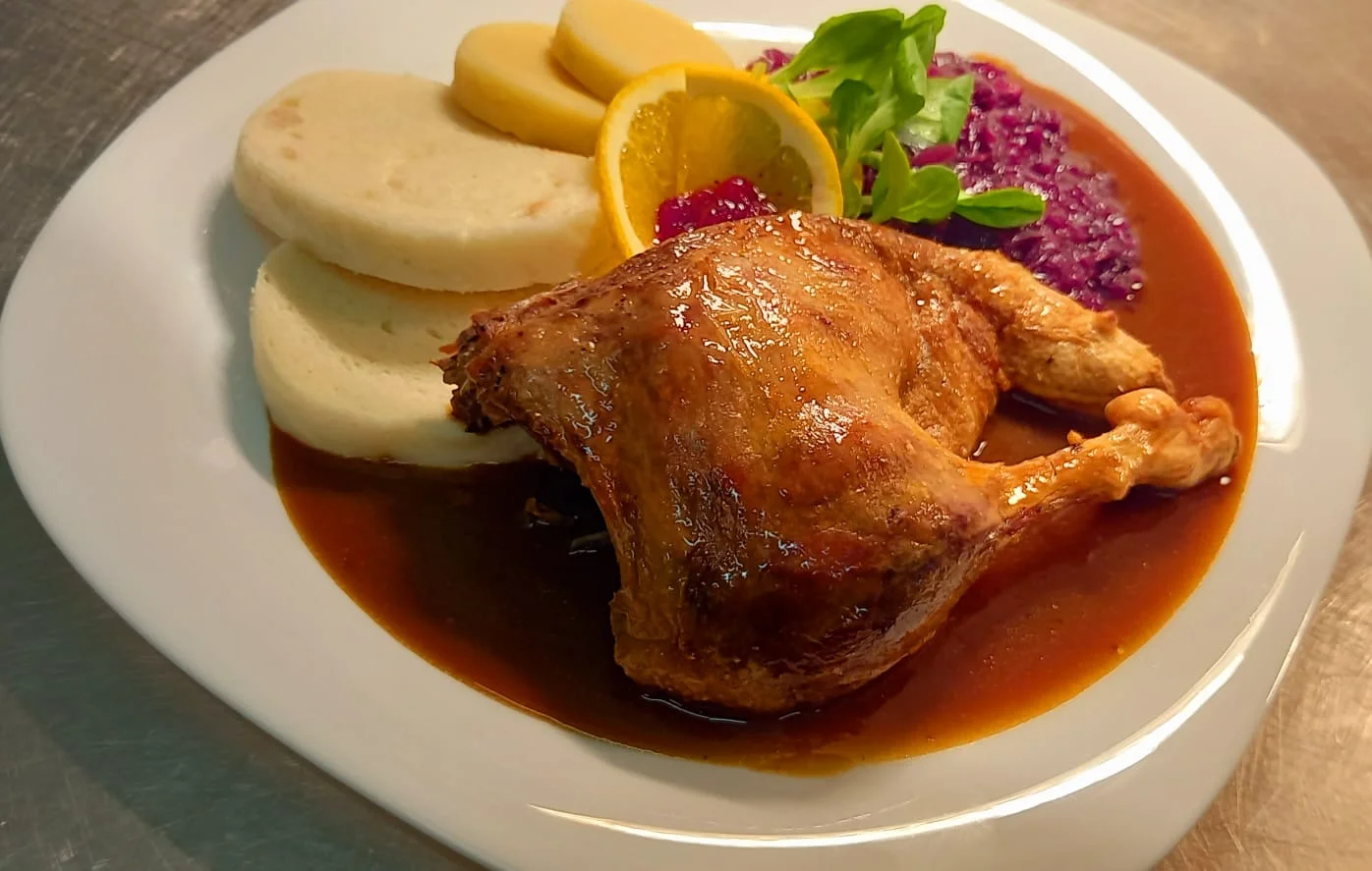 Kachní menu pro 2 osoby: silný kachní vývar, čtvrtka kachny s variací knedlíků a výtečný dezert