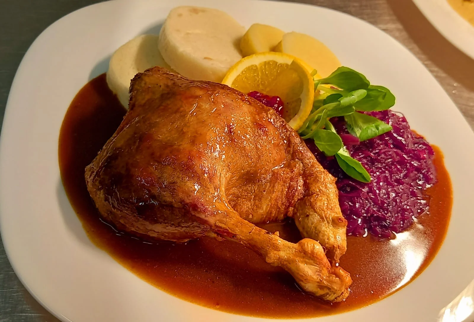 Kachní menu pro 2 osoby: silný kachní vývar, čtvrtka kachny s variací knedlíků a výtečný dezert