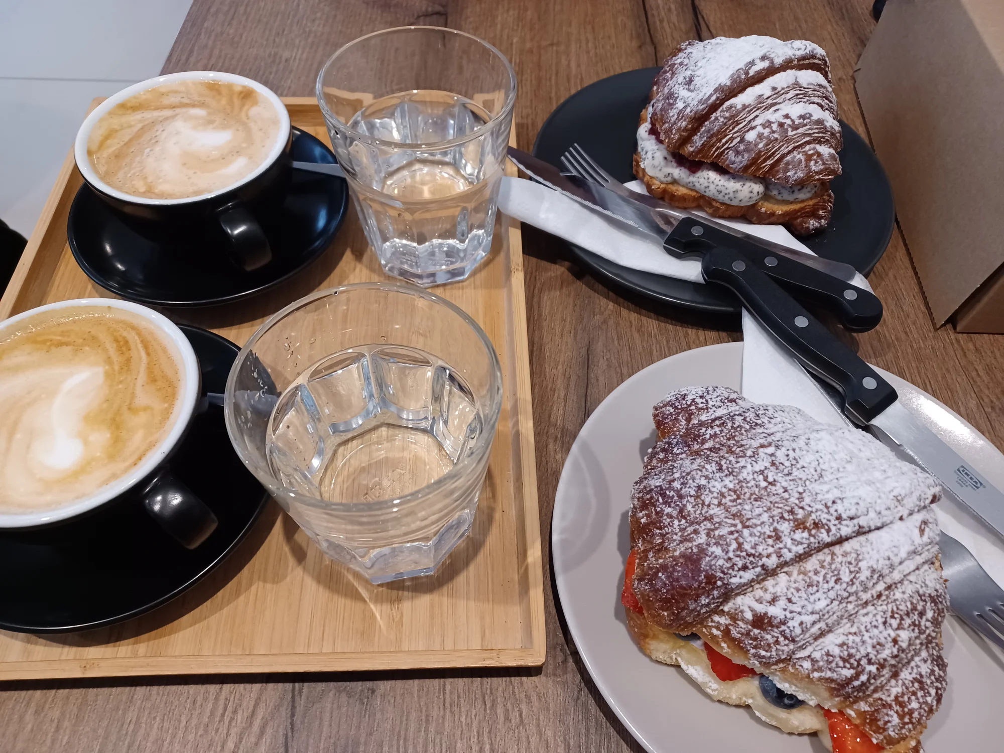 Dobrota ve francouzském stylu: croissant a káva podle výběru pro dva