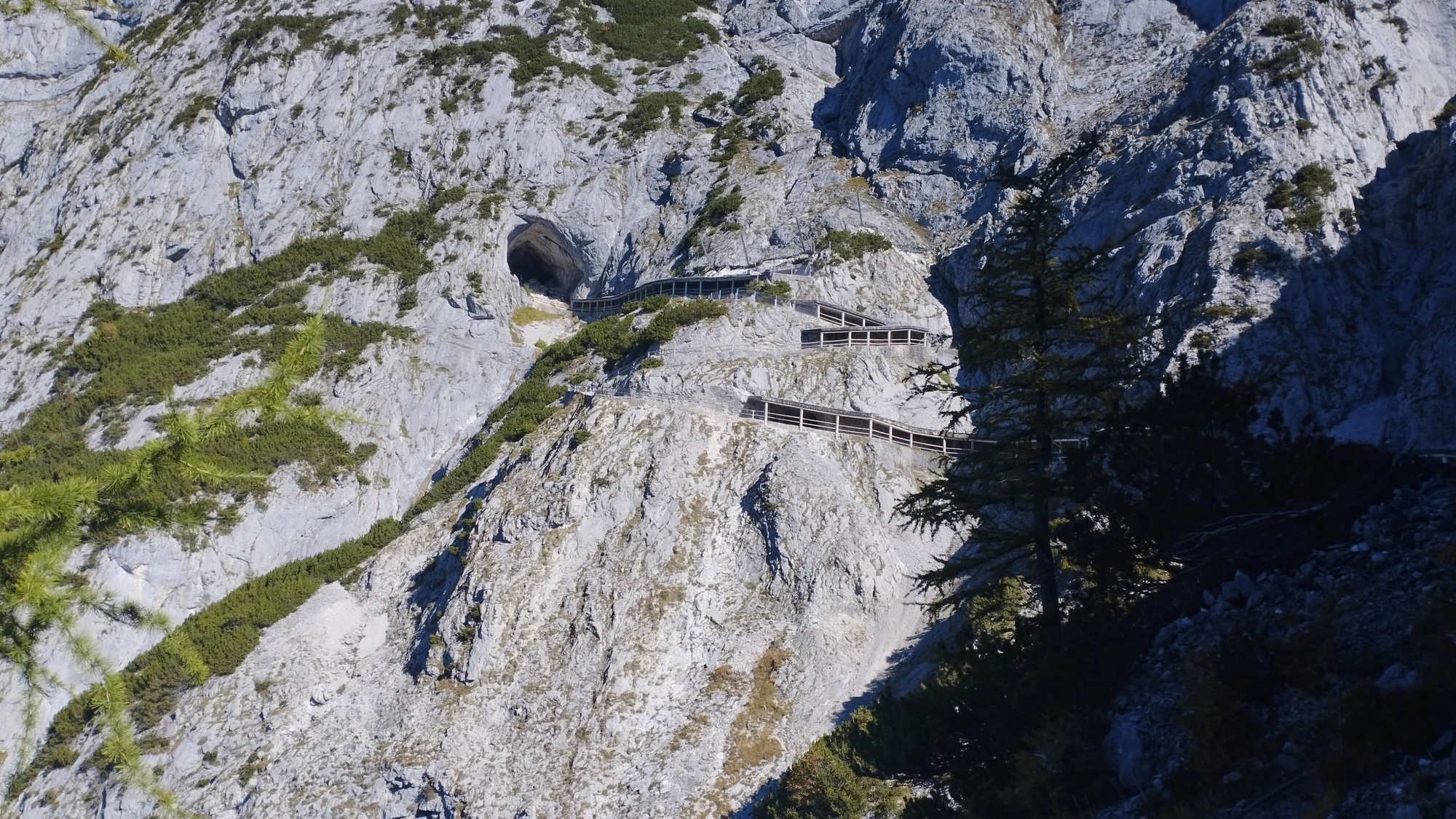 Výlet do Rakouska: největší ledová jeskyně na světě a dvoustupňový vodopád