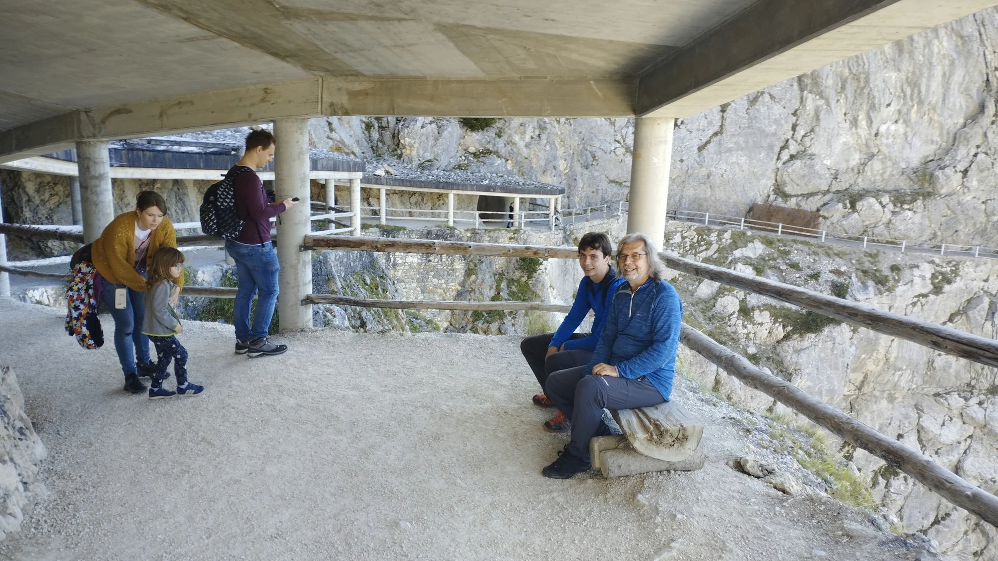 Výlet do Rakouska: největší ledová jeskyně na světě a dvoustupňový vodopád