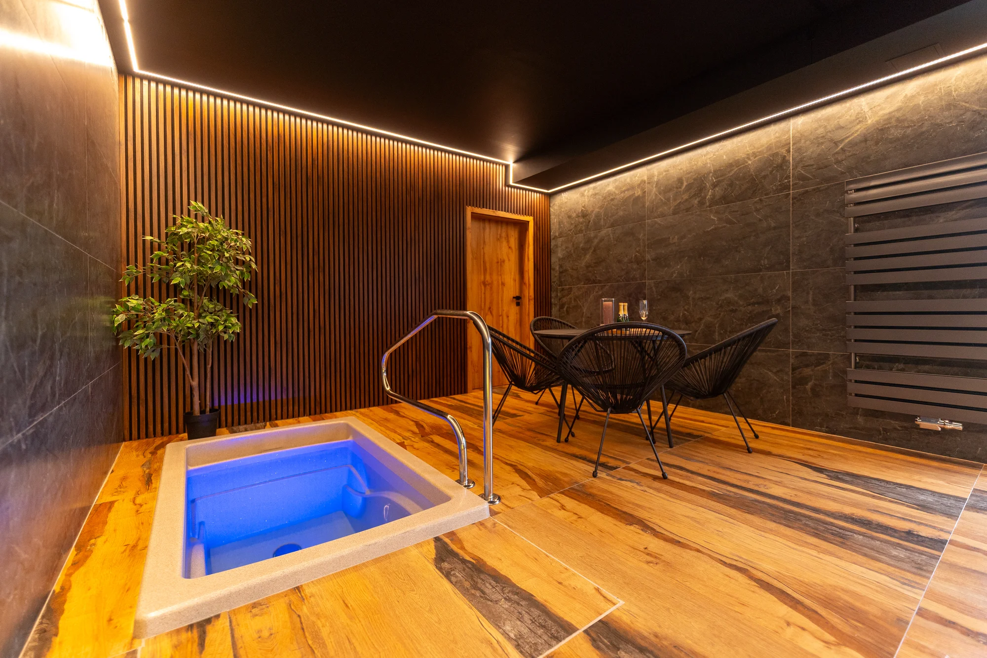 120 nebo 180 min. v privátním wellness pokoji i s občerstvením a sektem až pro 6 osob