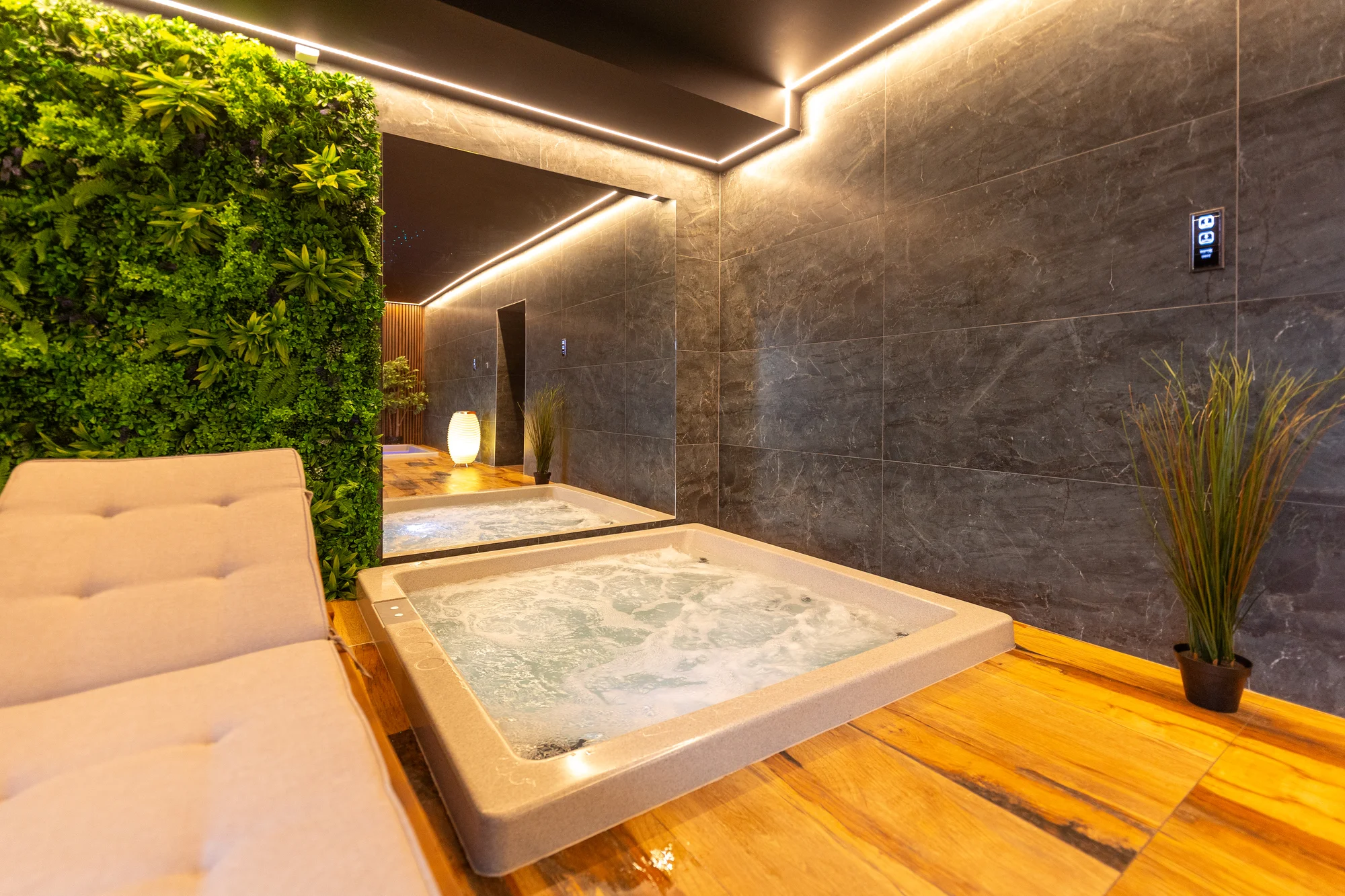 120 nebo 180 min. v privátním wellness pokoji i s občerstvením a sektem až pro 6 osob