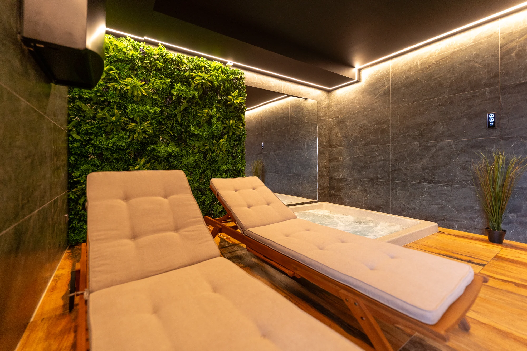 120 nebo 180 min. v privátním wellness pokoji i s občerstvením a sektem až pro 6 osob