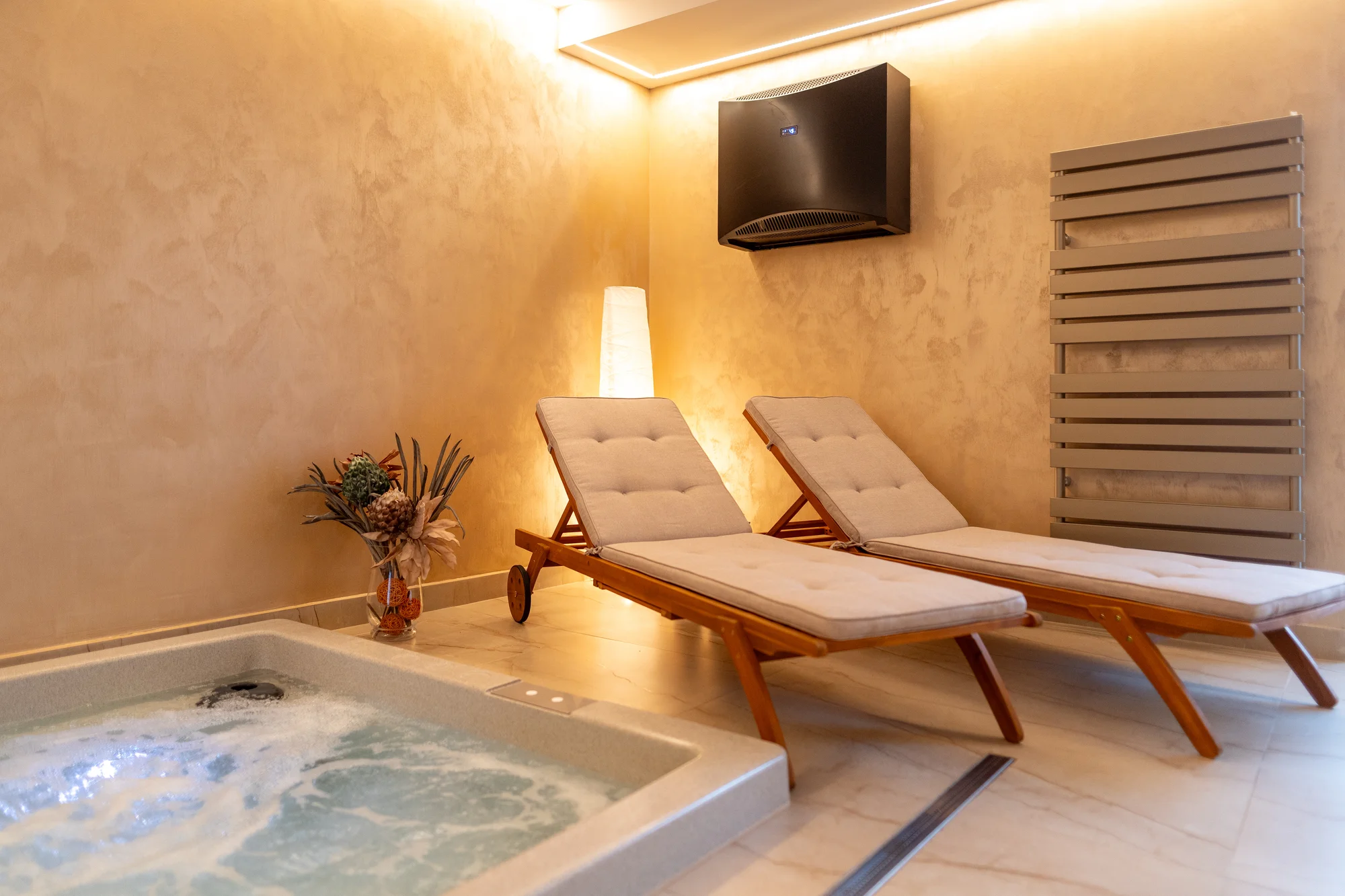 120 nebo 180 min. v privátním wellness pokoji i s občerstvením a sektem až pro 6 osob