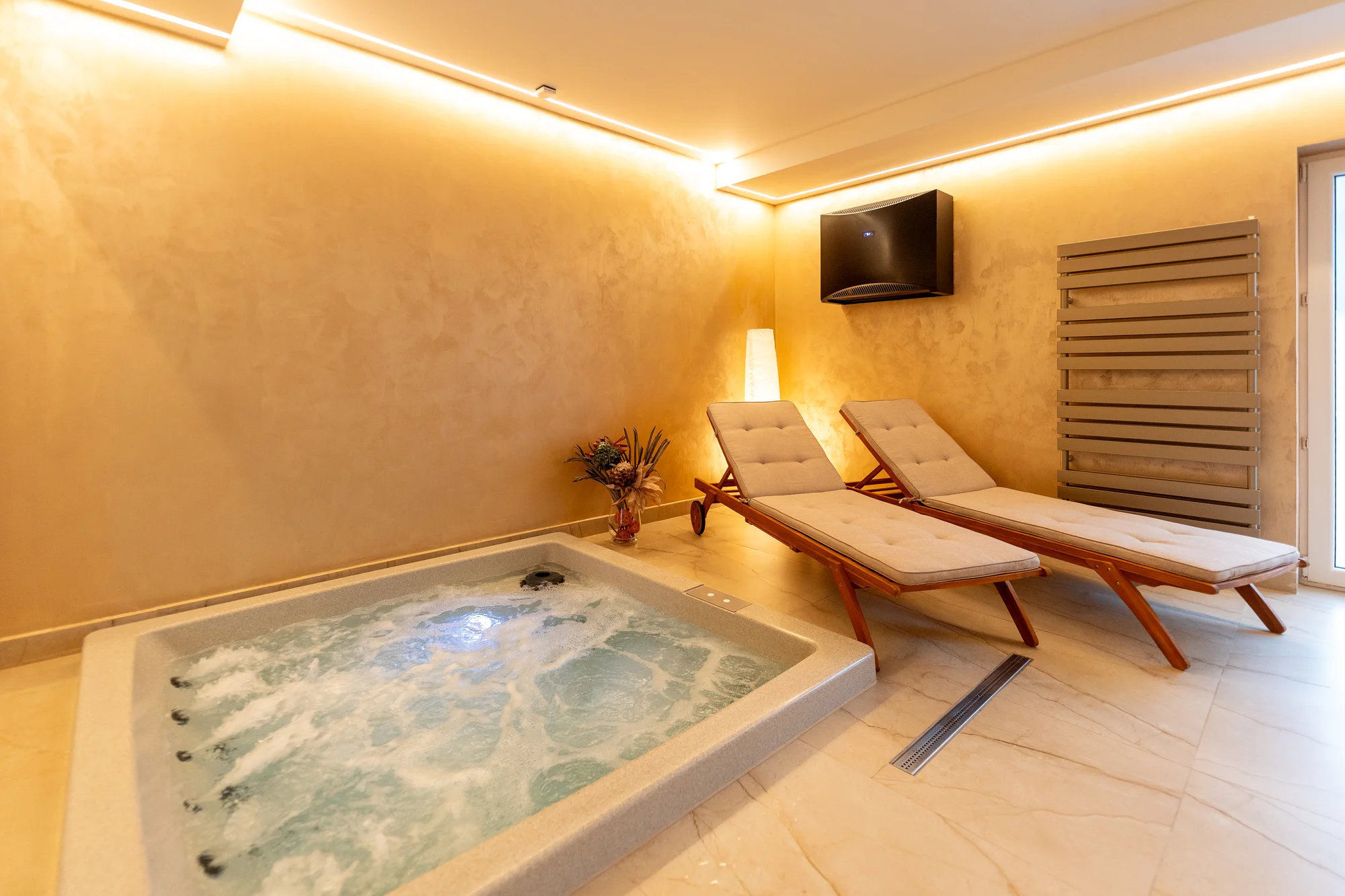 120 nebo 180 min. v privátním wellness pokoji i s občerstvením a sektem až pro 6 osob