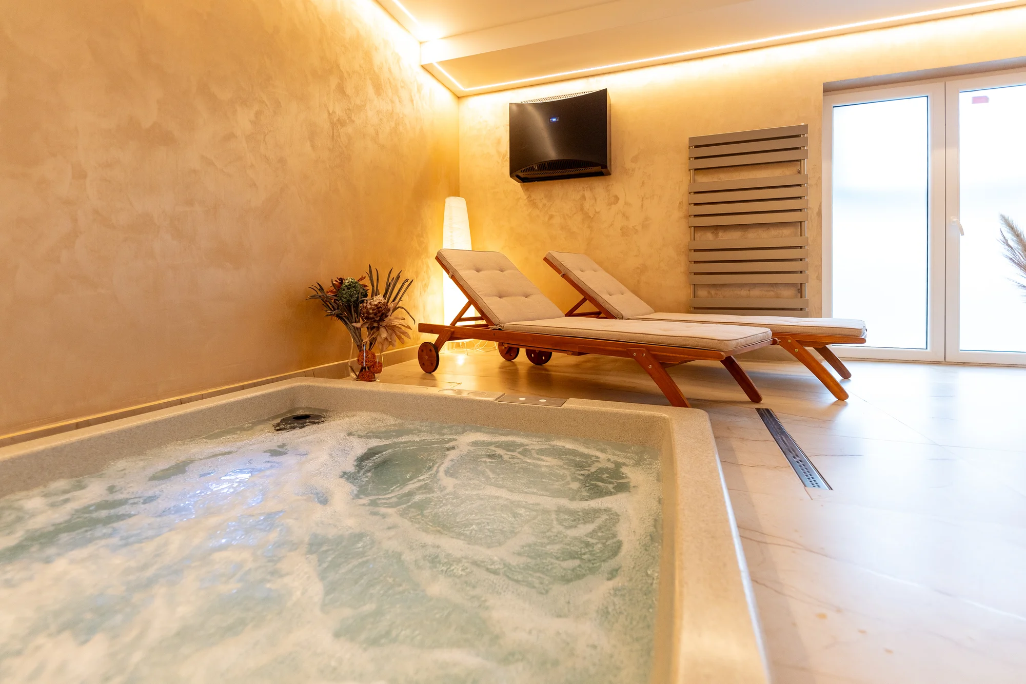120 nebo 180 min. v privátním wellness pokoji i s občerstvením a sektem až pro 6 osob