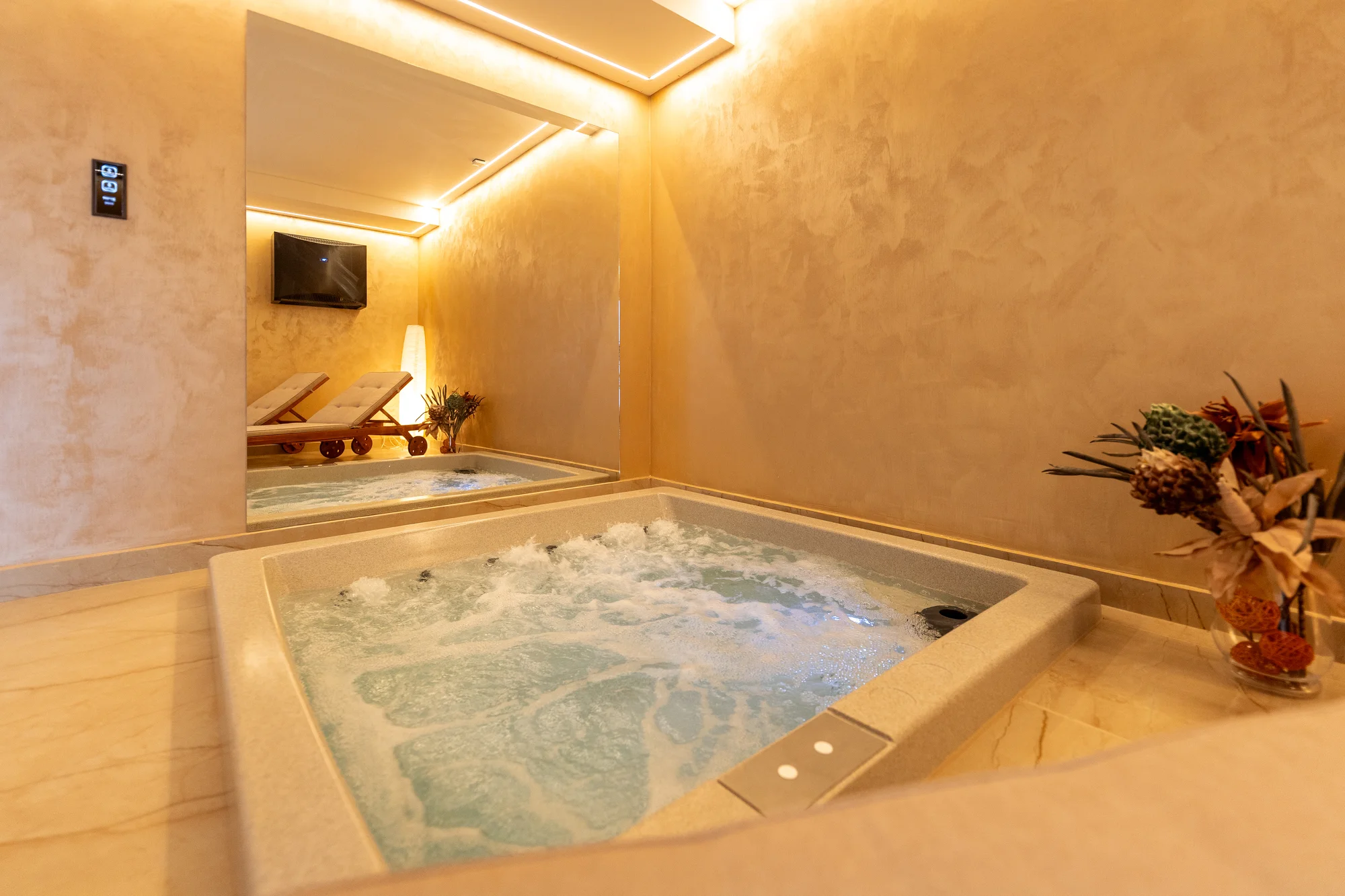 120 nebo 180 min. v privátním wellness pokoji i s občerstvením a sektem až pro 6 osob