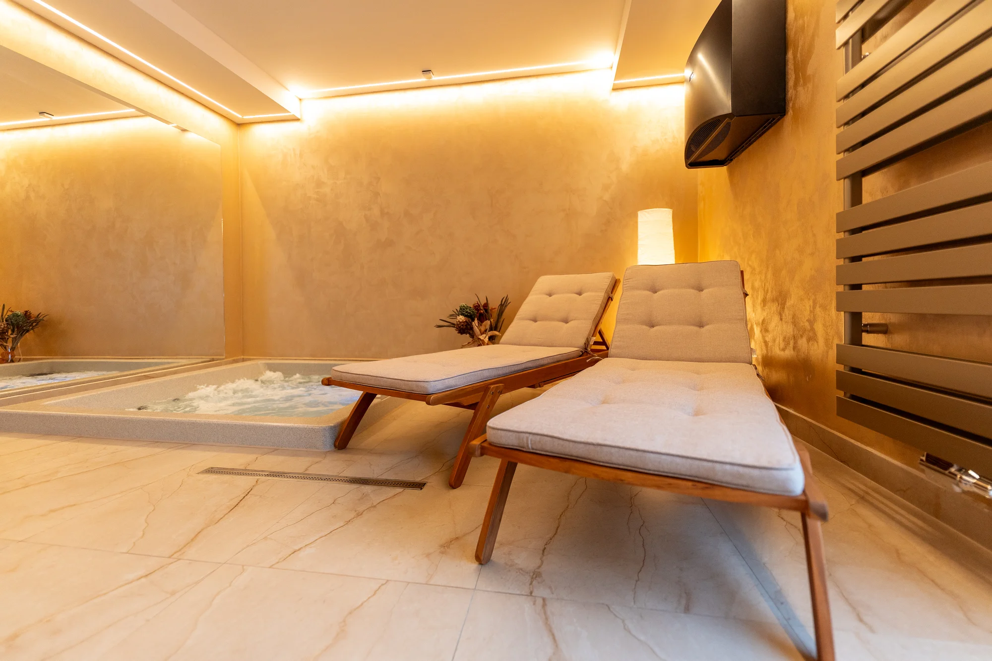 120 nebo 180 min. v privátním wellness pokoji i s občerstvením a sektem až pro 6 osob