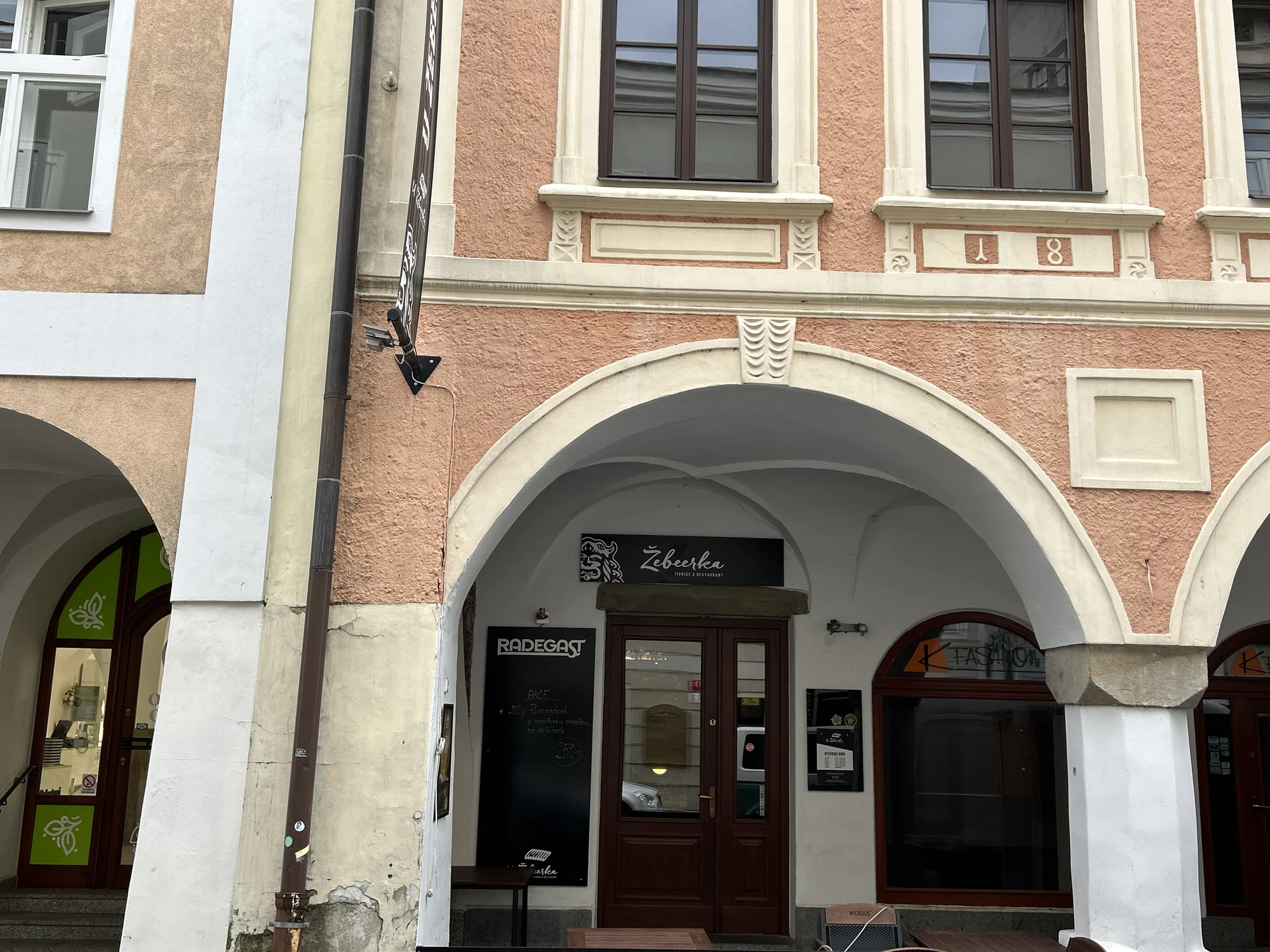 500 g tataráku z roštěnce a k němu topinek, kolik sníte