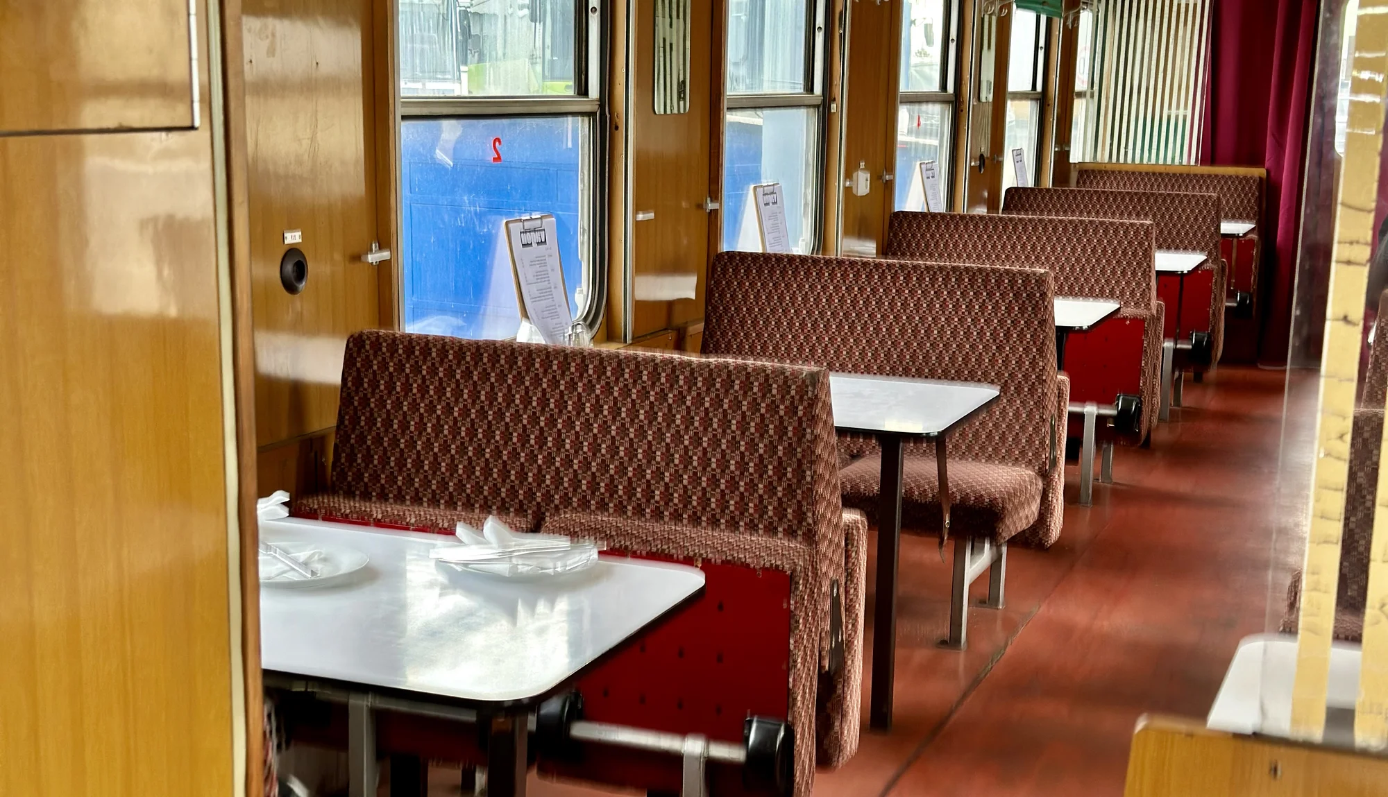 Polévka či nápoj a voucher na 300-450 Kč na výběr hlavního chodu ve Vagonu