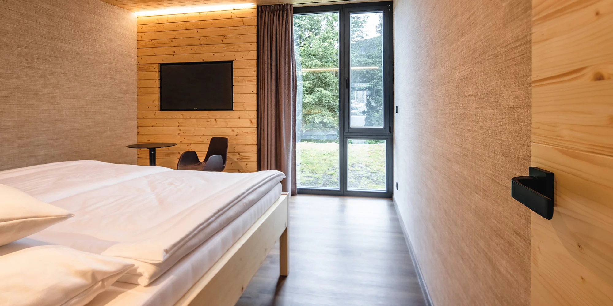 Krásný resort u přehrady Vír na Vysočině: snídaně i večeře, dřevostavby a prvorepubliková vila